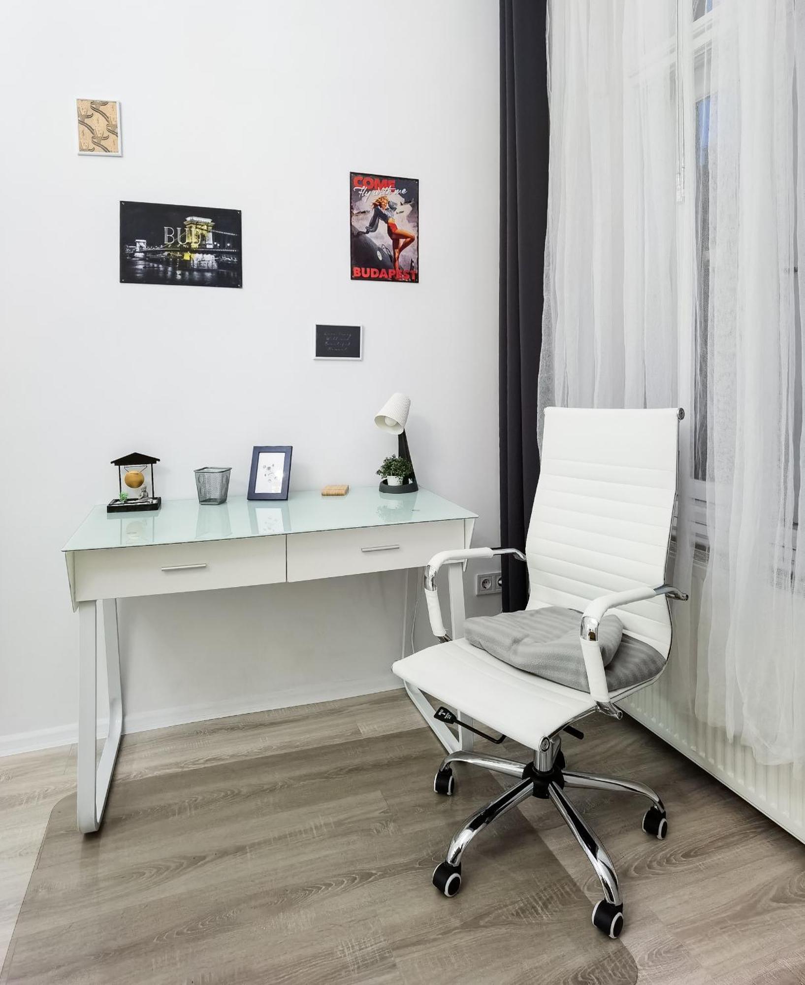 Perfect Location,newly Decorated Modern, Large Place 60 M2, Really Quiet So Have A Good Night Sleep, Ac, Netflix, Smart Tv, High-speed Internet, World Famous New York Cafe Only 10 Minutes Walk *