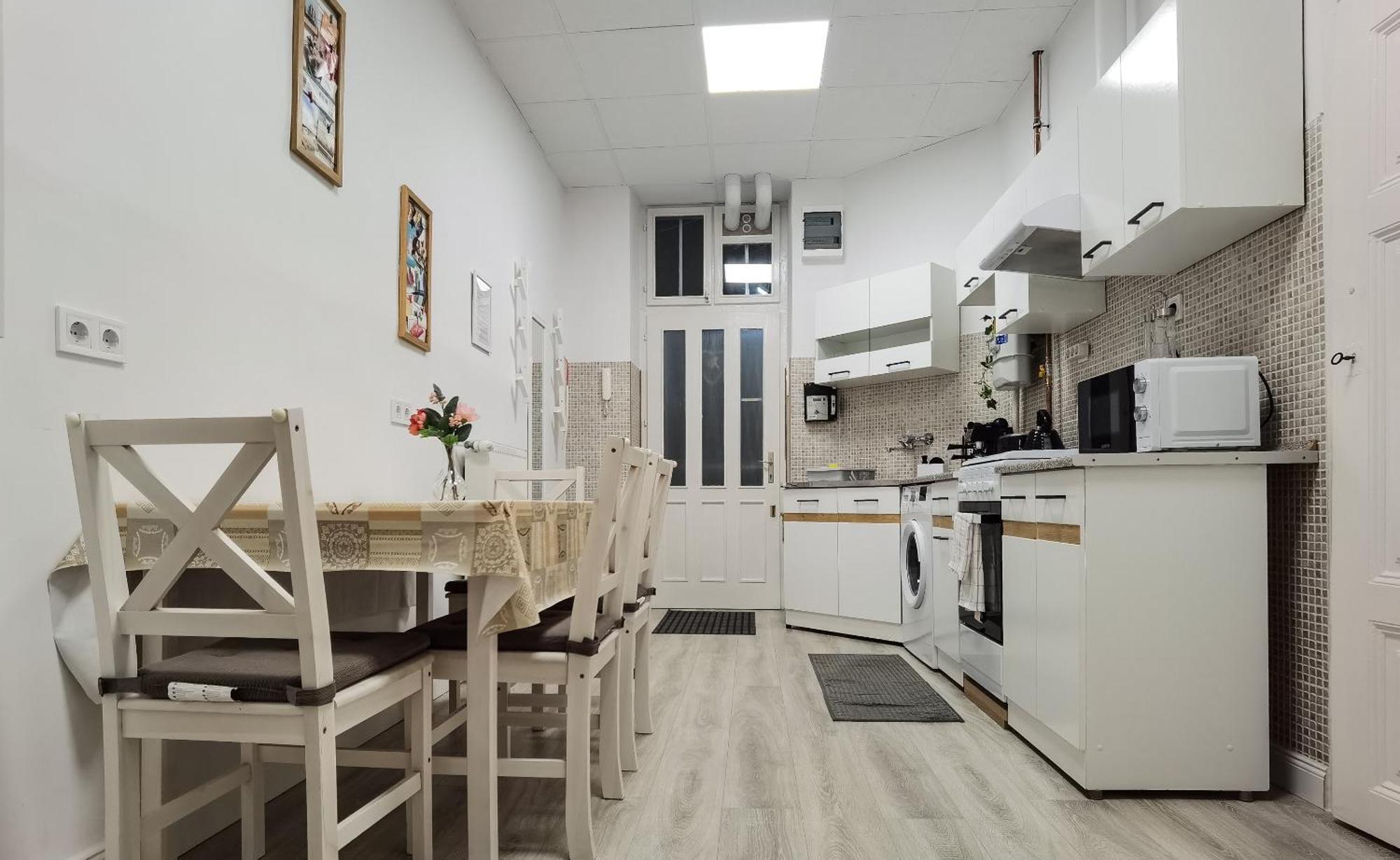 Perfect Location,newly Decorated Modern, Large Place 60 M2, Really Quiet So Have A Good Night Sleep, Ac, Netflix, Smart Tv, High-speed Internet, World Famous New York Cafe Only 10 Minutes Walk Budapest