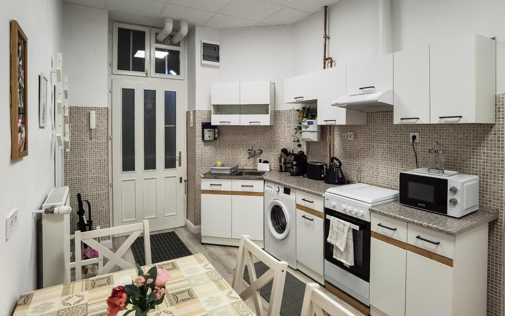 Perfect Location,newly Decorated Modern, Large Place 60 M2, Really Quiet So Have A Good Night Sleep, Ac, Netflix, Smart Tv, High-speed Internet, World Famous New York Cafe Only 10 Minutes Walk Lejlighed