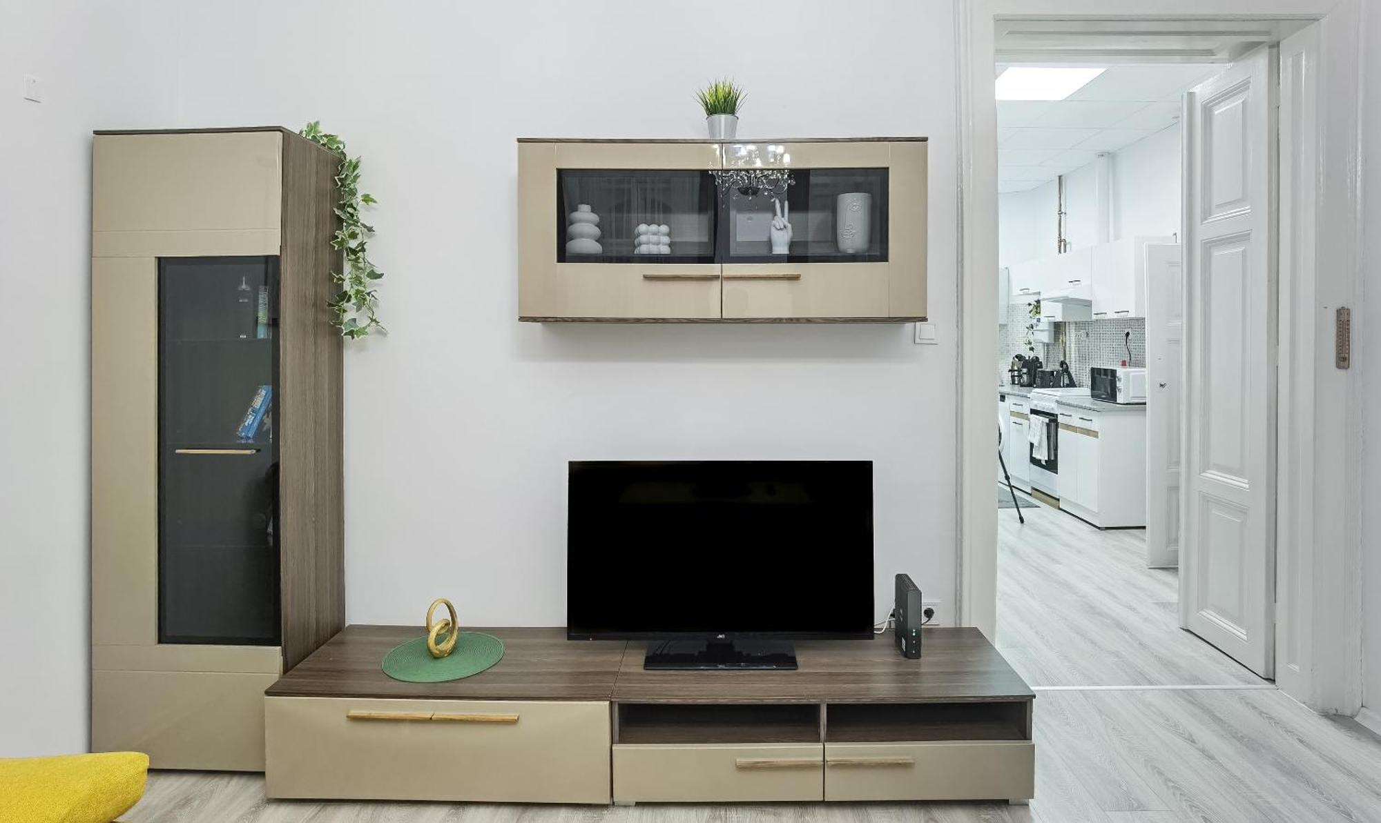 Perfect Location,newly Decorated Modern, Large Place 60 M2, Really Quiet So Have A Good Night Sleep, Ac, Netflix, Smart Tv, High-speed Internet, World Famous New York Cafe Only 10 Minutes Walk *