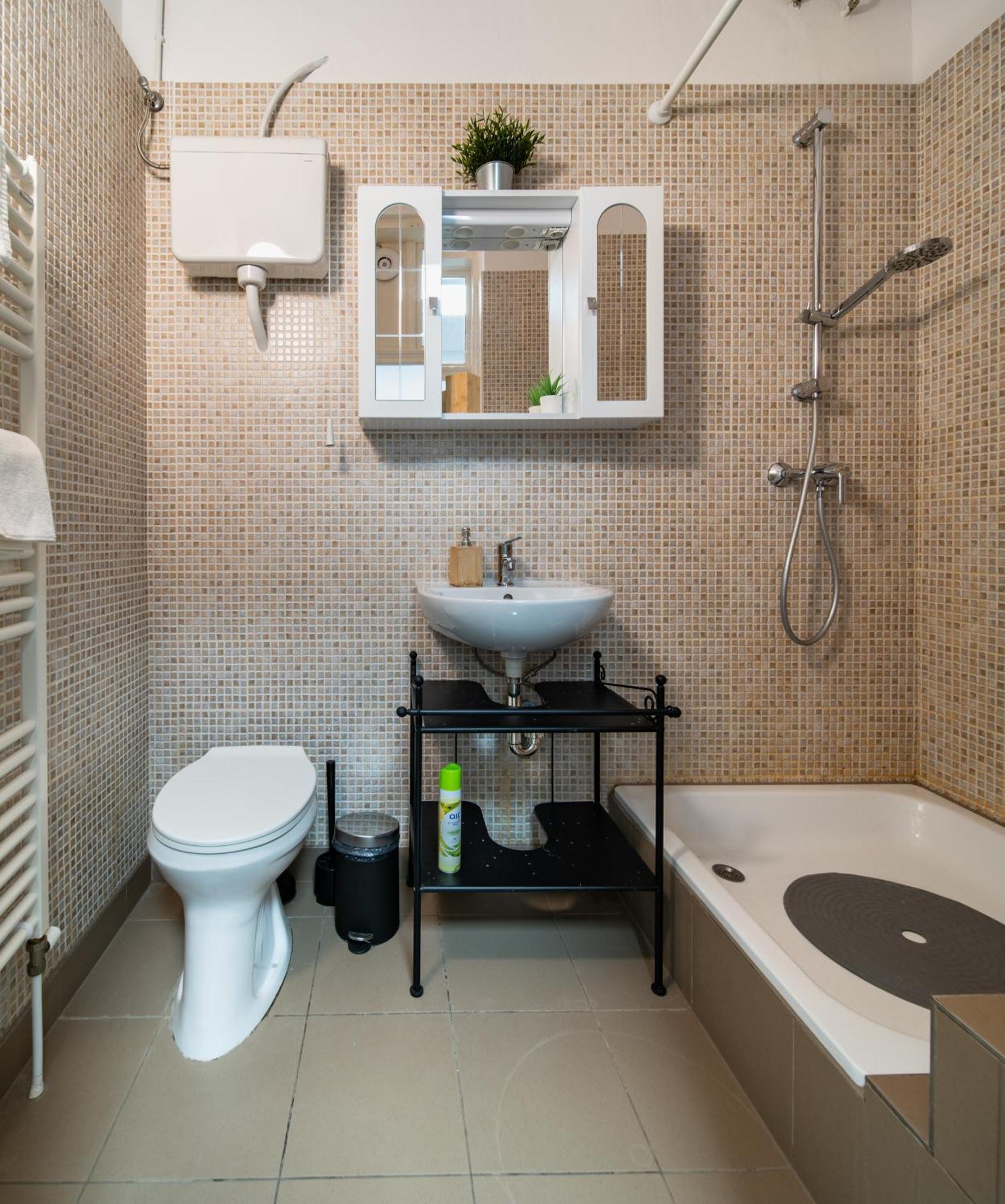 Perfect Location,newly Decorated Modern, Large Place 60 M2, Really Quiet So Have A Good Night Sleep, Ac, Netflix, Smart Tv, High-speed Internet, World Famous New York Cafe Only 10 Minutes Walk Apartment Budapest