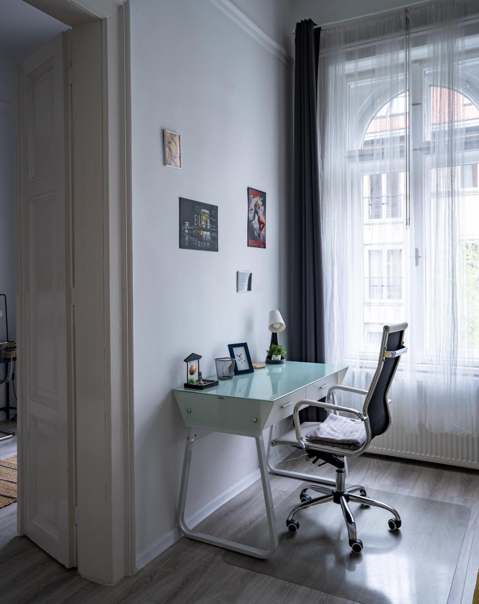 Lejlighed Perfect Location,newly Decorated Modern, Large Place 60 M2, Really Quiet So Have A Good Night Sleep, Ac, Netflix, Smart Tv, High-speed Internet, World Famous New York Cafe Only 10 Minutes Walk Budapest