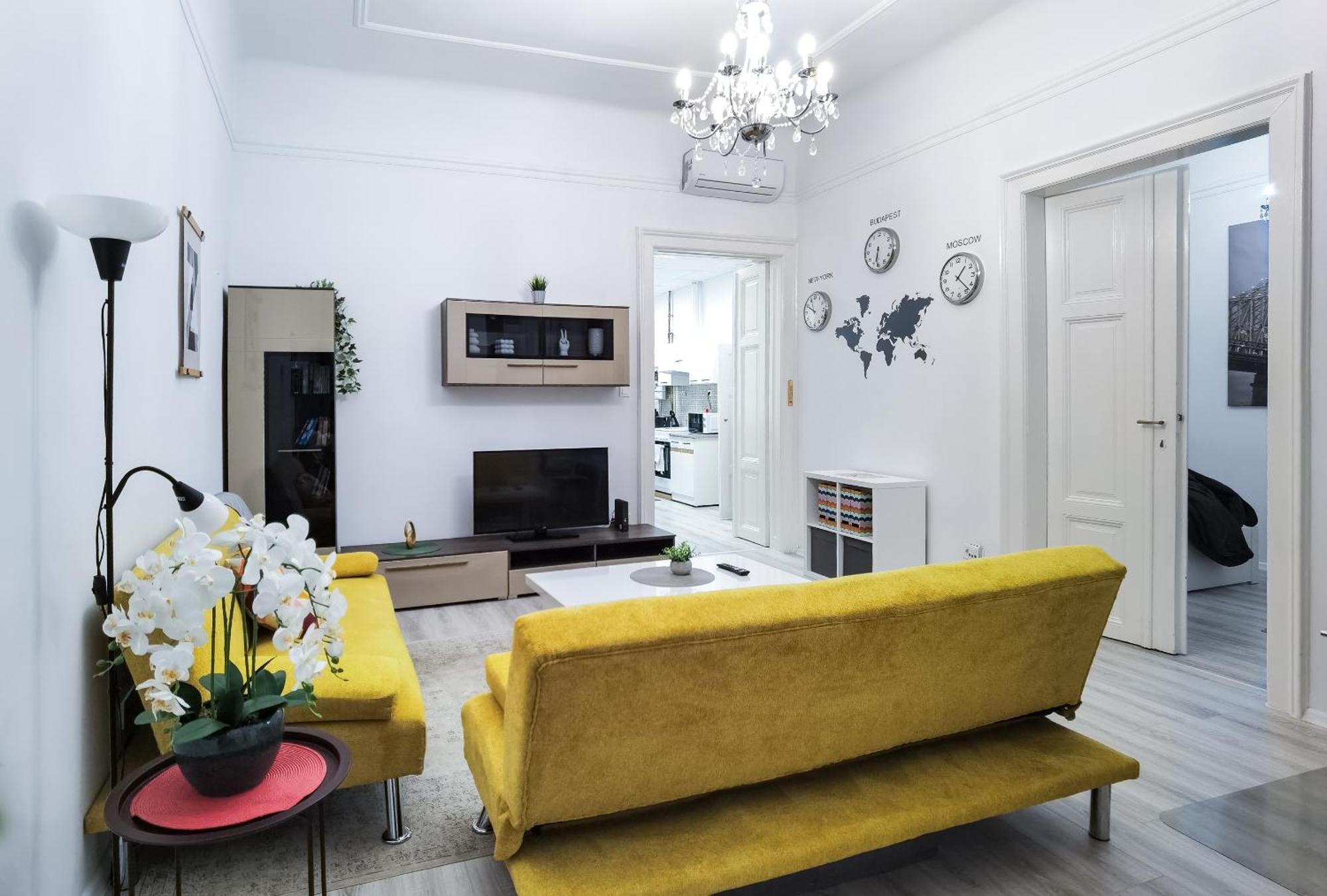 Perfect Location,newly Decorated Modern, Large Place 60 M2, Really Quiet So Have A Good Night Sleep, Ac, Netflix, Smart Tv, High-speed Internet, World Famous New York Cafe Only 10 Minutes Walk *