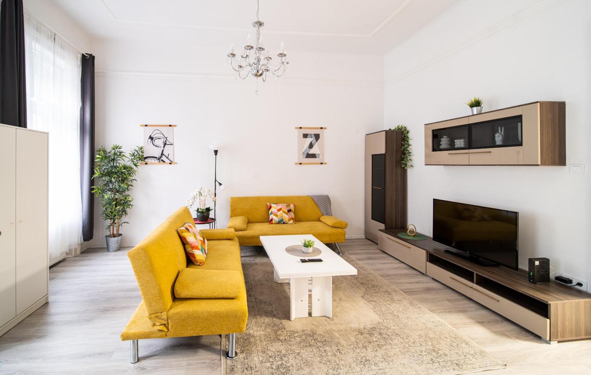 Perfect Location,newly Decorated Modern, Large Place 60 M2, Really Quiet So Have A Good Night Sleep, Ac, Netflix, Smart Tv, High-speed Internet, World Famous New York Cafe Only 10 Minutes Walk Budapest
