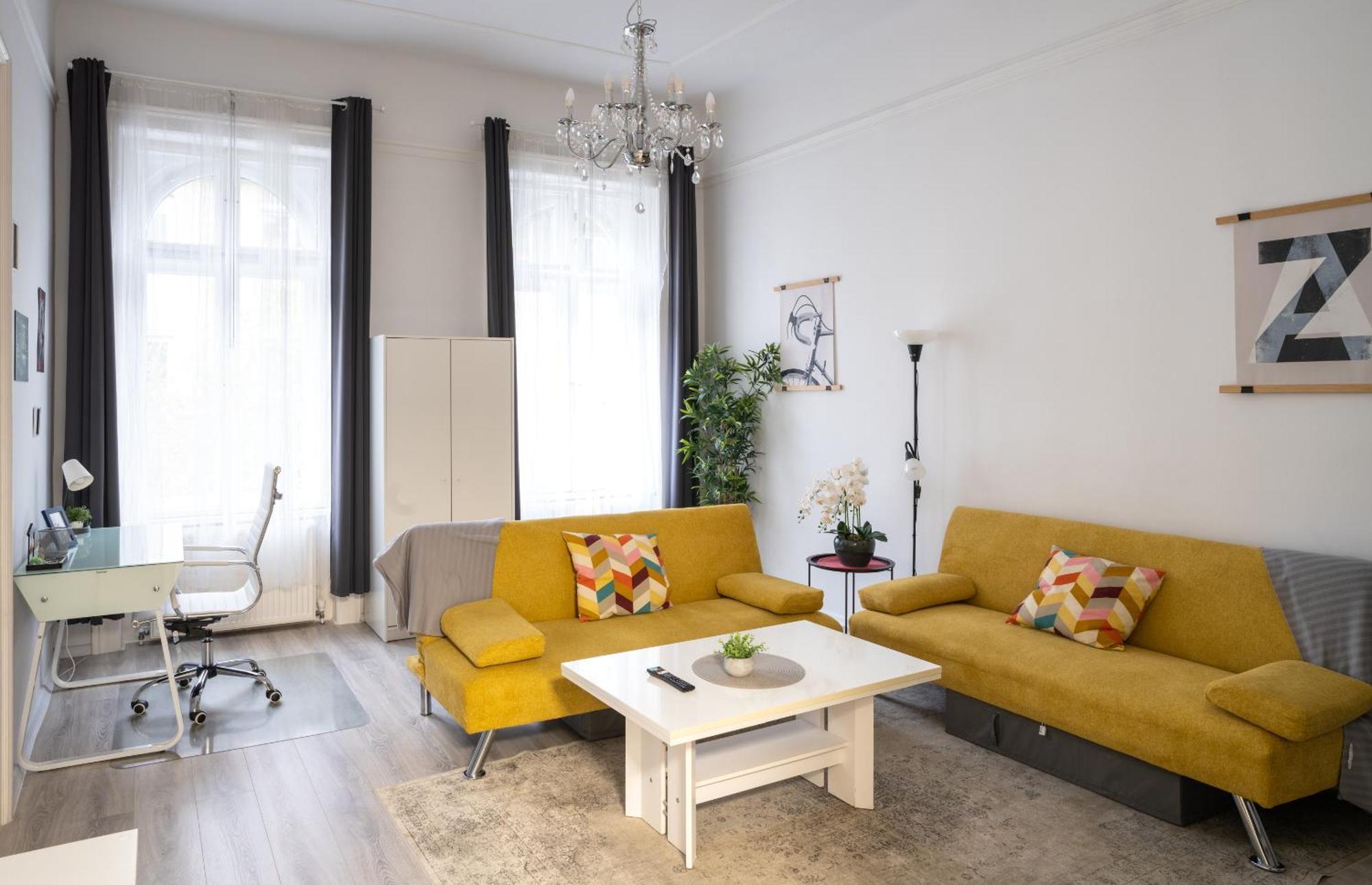 Perfect Location,newly Decorated Modern, Large Place 60 M2, Really Quiet So Have A Good Night Sleep, Ac, Netflix, Smart Tv, High-speed Internet, World Famous New York Cafe Only 10 Minutes Walk * Budapest