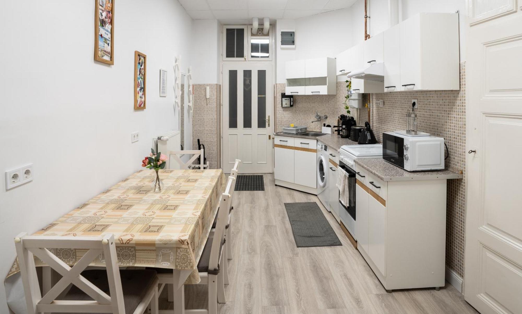 Perfect Location,newly Decorated Modern, Large Place 60 M2, Really Quiet So Have A Good Night Sleep, Ac, Netflix, Smart Tv, High-speed Internet, World Famous New York Cafe Only 10 Minutes Walk