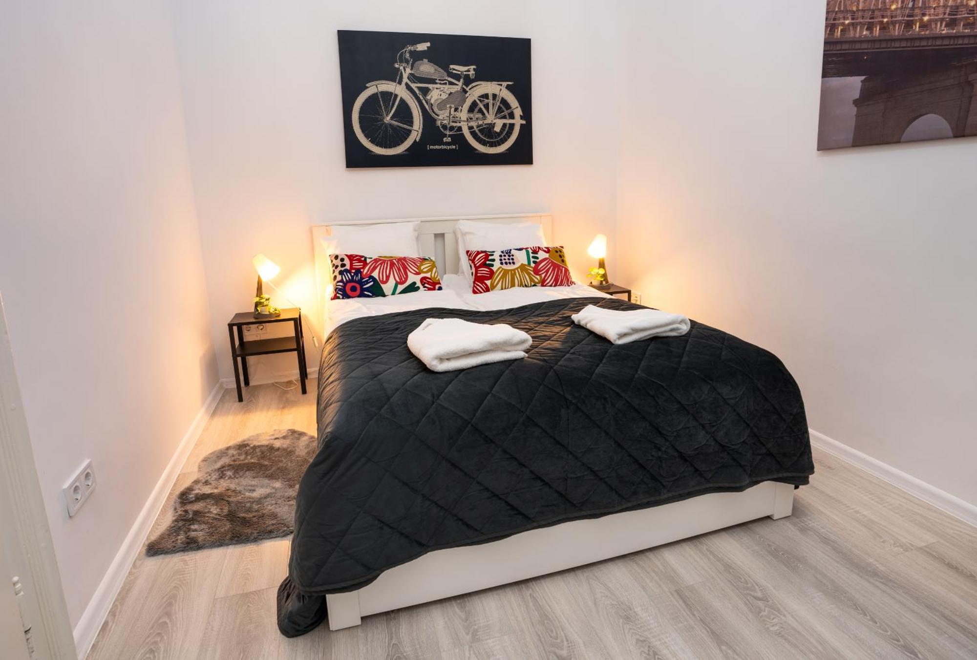 Perfect Location,newly Decorated Modern, Large Place 60 M2, Really Quiet So Have A Good Night Sleep, Ac, Netflix, Smart Tv, High-speed Internet, World Famous New York Cafe Only 10 Minutes Walk Lejlighed Budapest