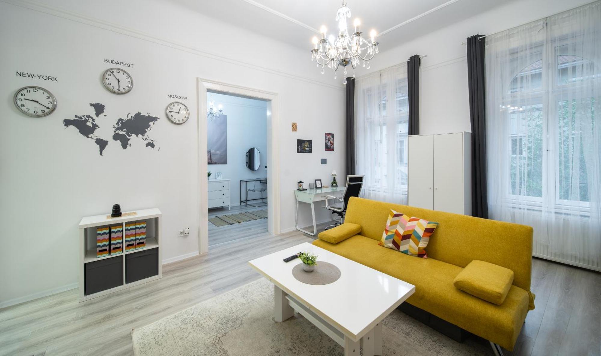 Perfect Location,newly Decorated Modern, Large Place 60 M2, Really Quiet So Have A Good Night Sleep, Ac, Netflix, Smart Tv, High-speed Internet, World Famous New York Cafe Only 10 Minutes Walk