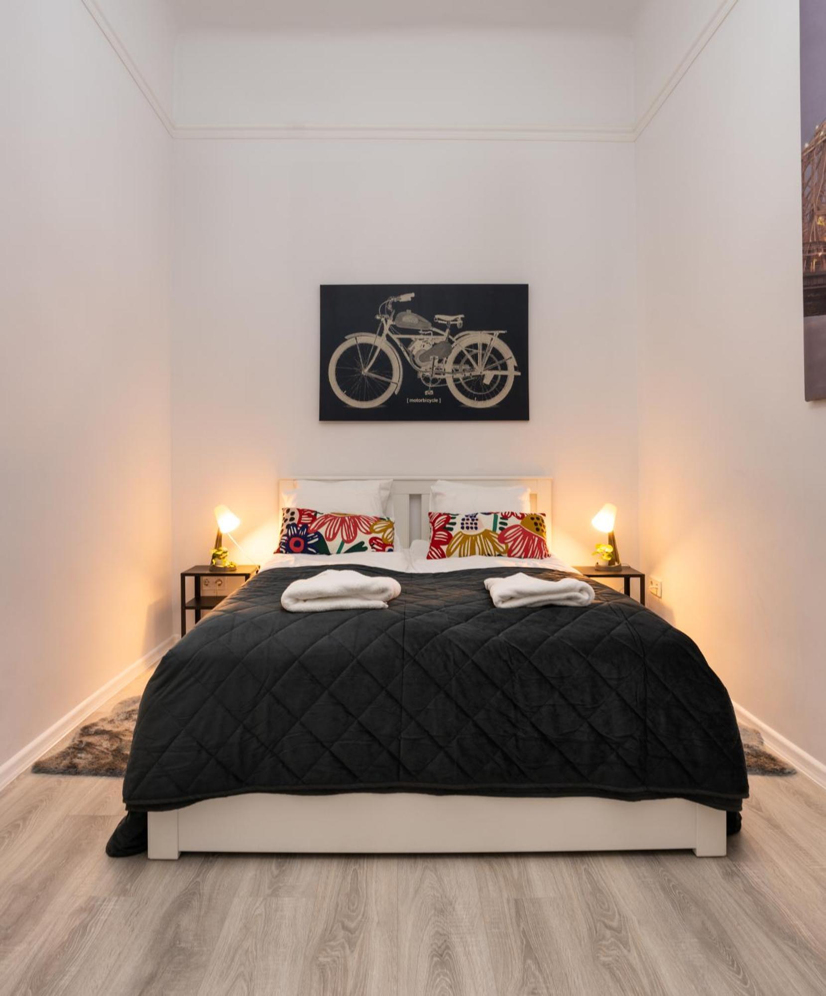 Perfect Location,newly Decorated Modern, Large Place 60 M2, Really Quiet So Have A Good Night Sleep, Ac, Netflix, Smart Tv, High-speed Internet, World Famous New York Cafe Only 10 Minutes Walk Lejlighed