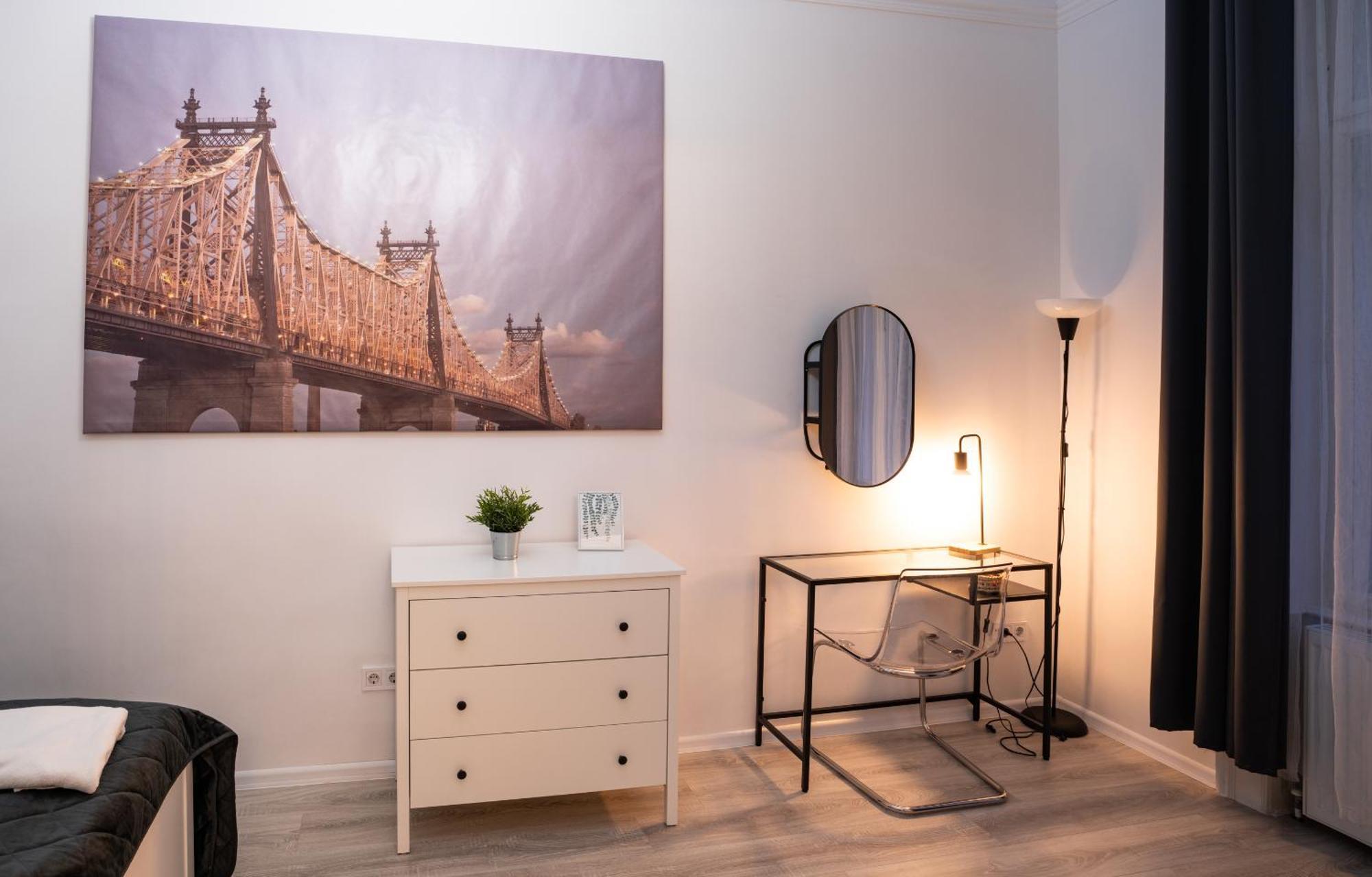 Apartment Perfect Location,newly Decorated Modern, Large Place 60 M2, Really Quiet So Have A Good Night Sleep, Ac, Netflix, Smart Tv, High-speed Internet, World Famous New York Cafe Only 10 Minutes Walk *