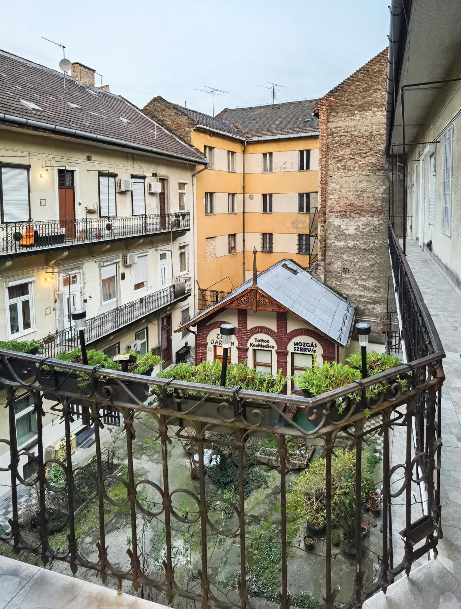 Perfect Location,newly Decorated Modern, Large Place 60 M2, Really Quiet So Have A Good Night Sleep, Ac, Netflix, Smart Tv, High-speed Internet, World Famous New York Cafe Only 10 Minutes Walk *