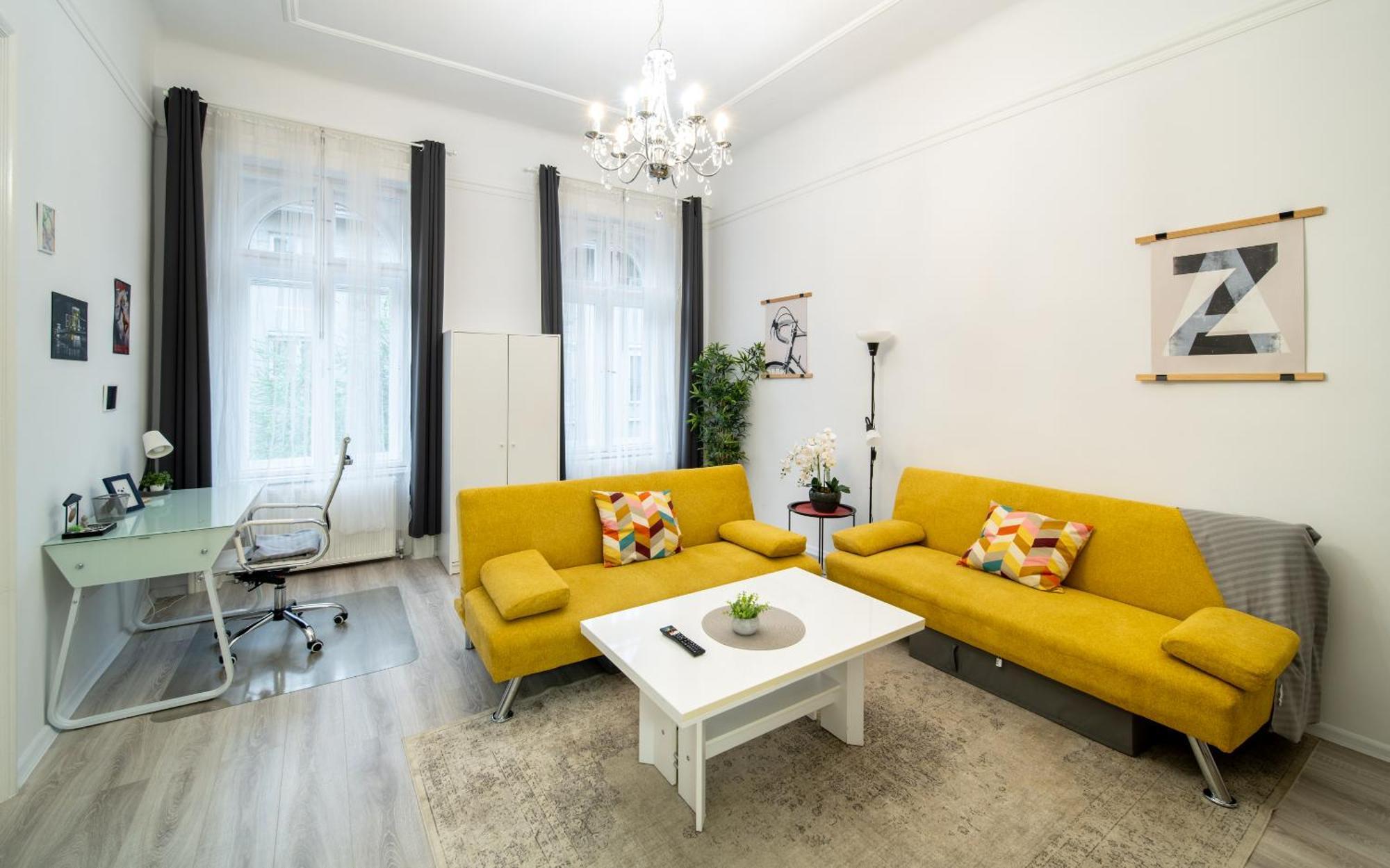Perfect Location,newly Decorated Modern, Large Place 60 M2, Really Quiet So Have A Good Night Sleep, Ac, Netflix, Smart Tv, High-speed Internet, World Famous New York Cafe Only 10 Minutes Walk Budapest