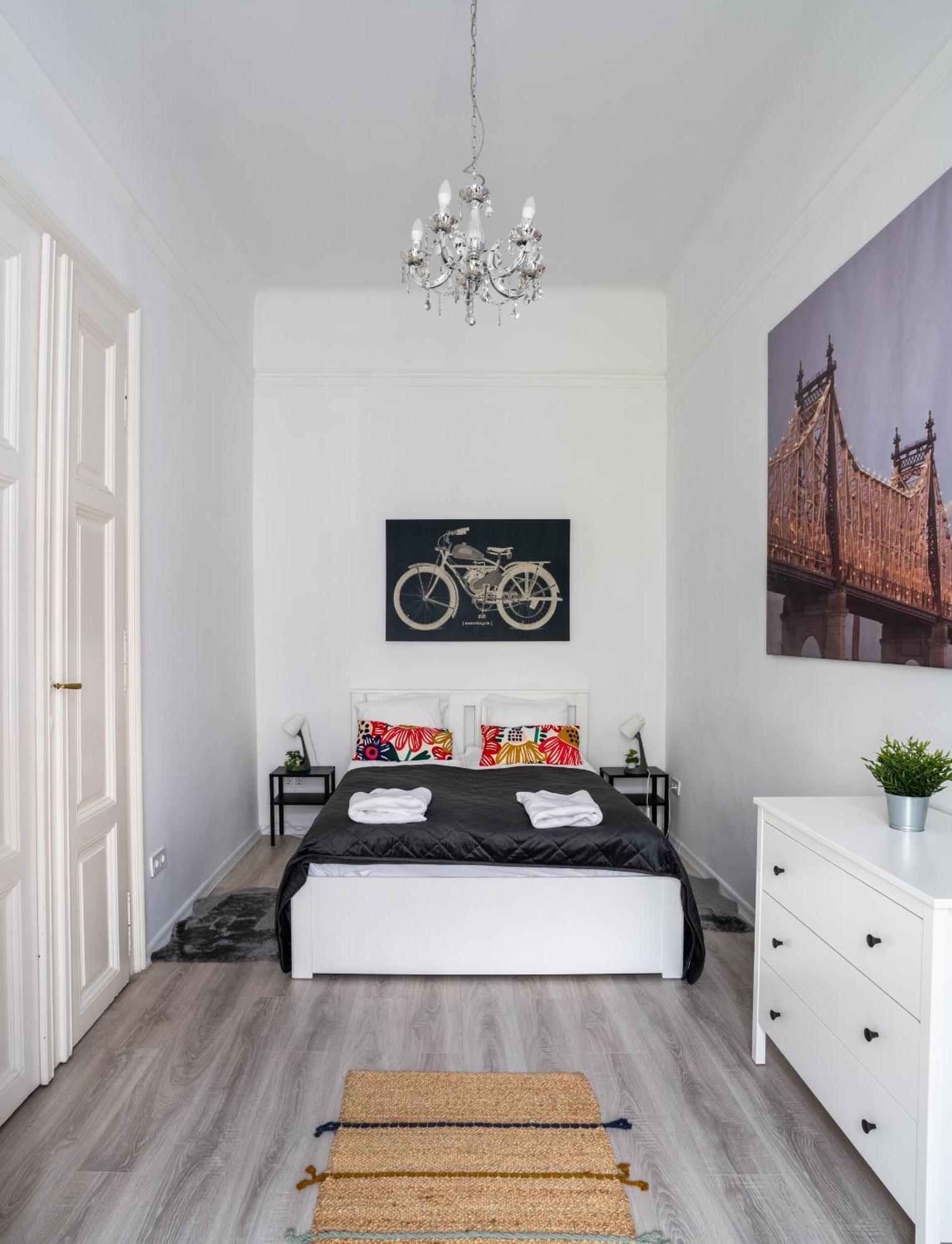 Perfect Location,newly Decorated Modern, Large Place 60 M2, Really Quiet So Have A Good Night Sleep, Ac, Netflix, Smart Tv, High-speed Internet, World Famous New York Cafe Only 10 Minutes Walk * Budapest