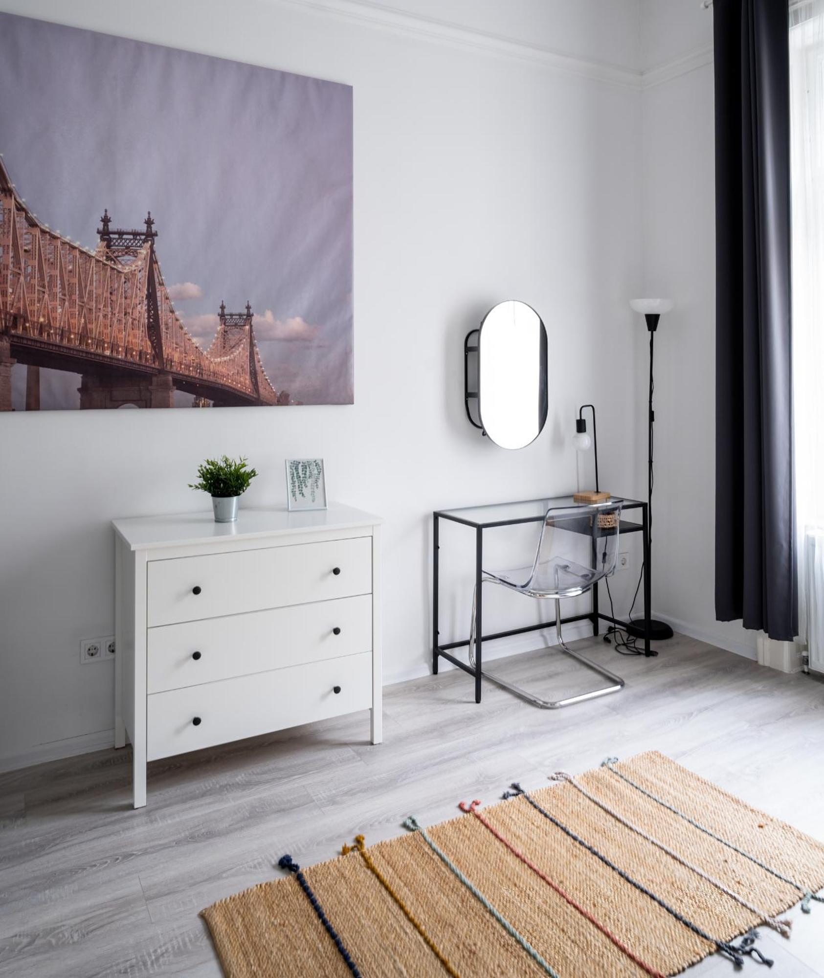 Perfect Location,newly Decorated Modern, Large Place 60 M2, Really Quiet So Have A Good Night Sleep, Ac, Netflix, Smart Tv, High-speed Internet, World Famous New York Cafe Only 10 Minutes Walk