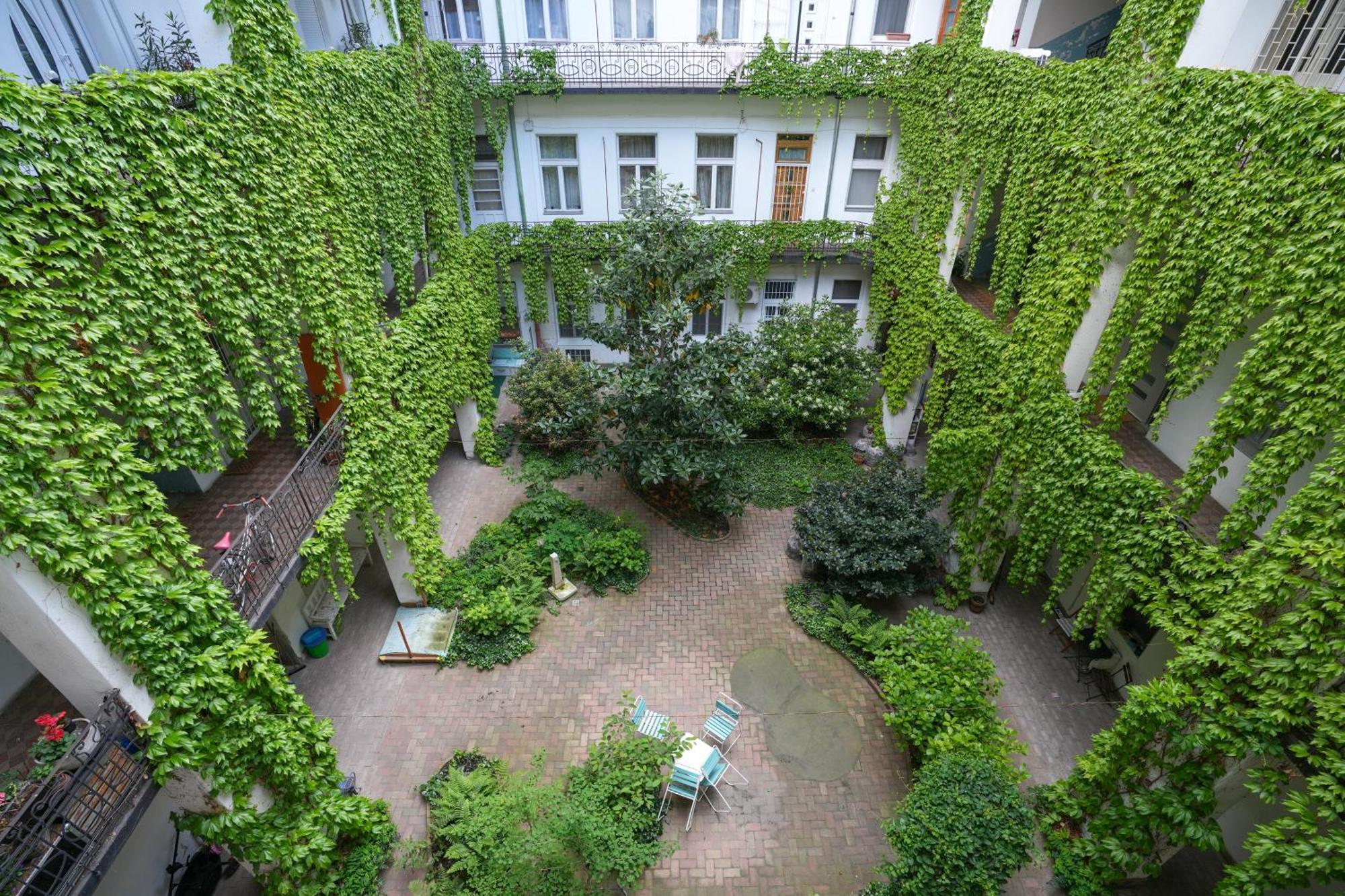 Park Oasis: Modern Near Szechenyi Bath Apartment *