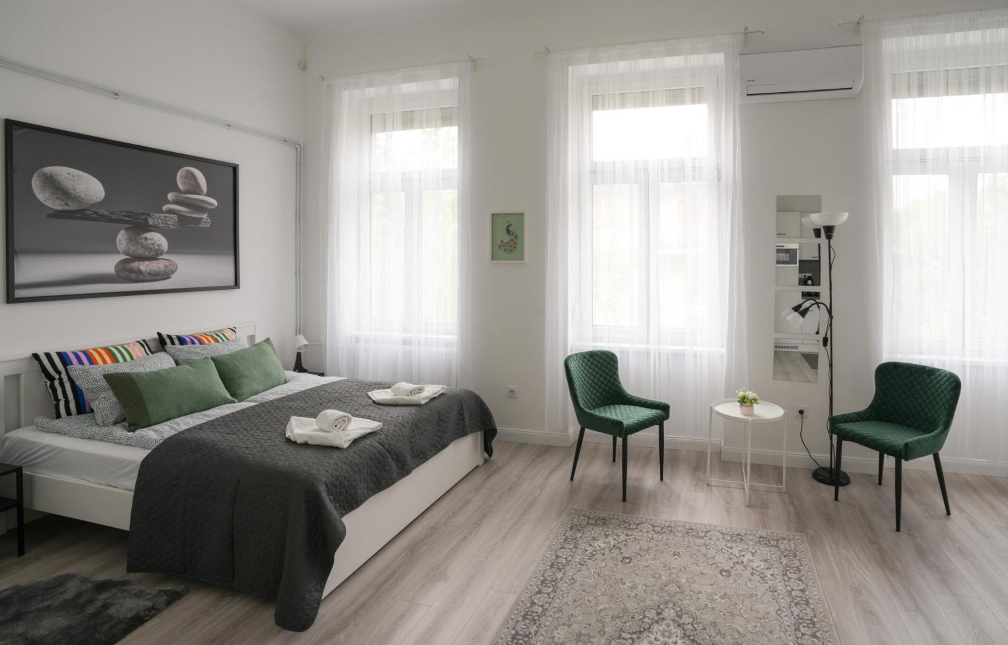 Beautiful Newly Refurbished Studio,fully Equipped Walking Distance To The Park Where Will Find The World Famous Szechenyi Thermal Bath Spa, Museums , And The Capital Circus , Ac, Smart Tv, High Speed Internet Apartman *