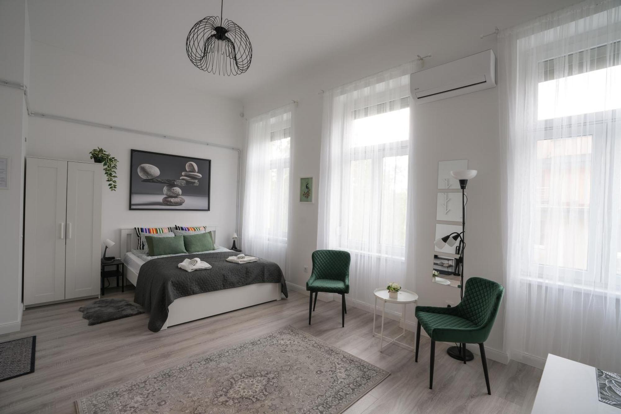 Beautiful Newly Refurbished Studio,fully Equipped Walking Distance To The Park Where Will Find The World Famous Szechenyi Thermal Bath Spa, Museums , And The Capital Circus , Ac, Smart Tv, High Speed Internet * Budapest