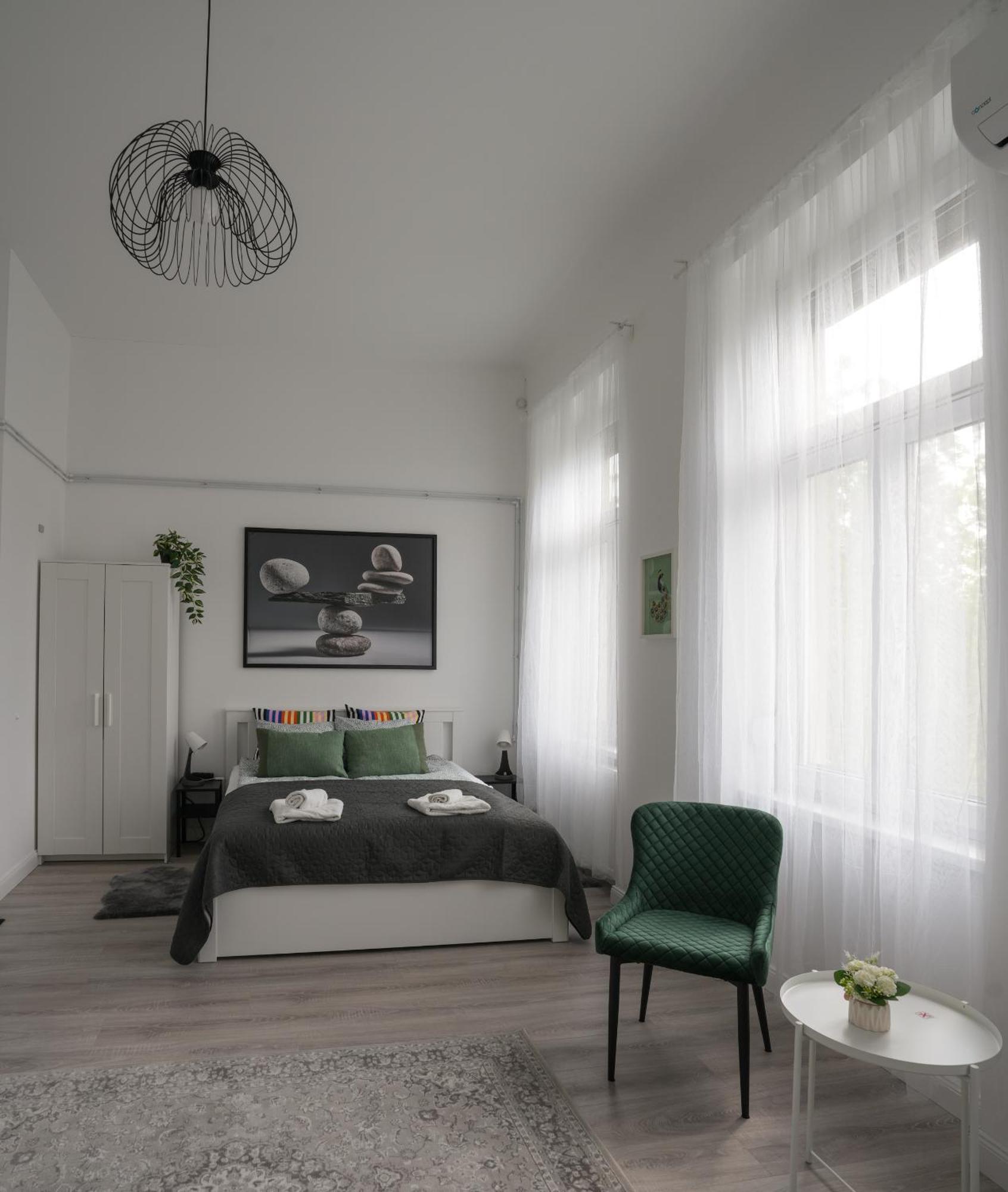 Apartman Beautiful Newly Refurbished Studio,fully Equipped Walking Distance To The Park Where Will Find The World Famous Szechenyi Thermal Bath Spa, Museums , And The Capital Circus , Ac, Smart Tv, High Speed Internet