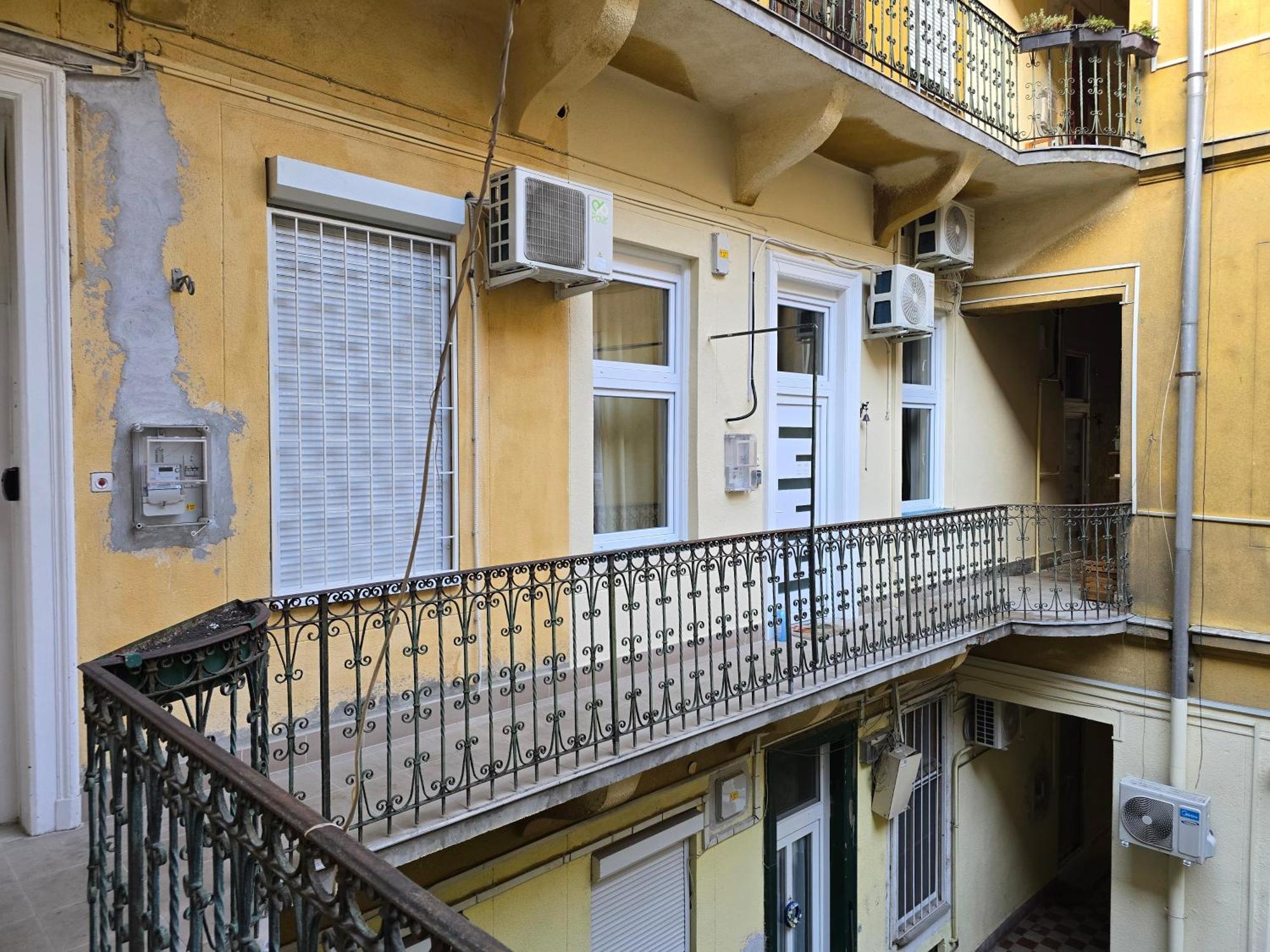 Appartamento Charming & The Hidden Gem On Akacfa Str