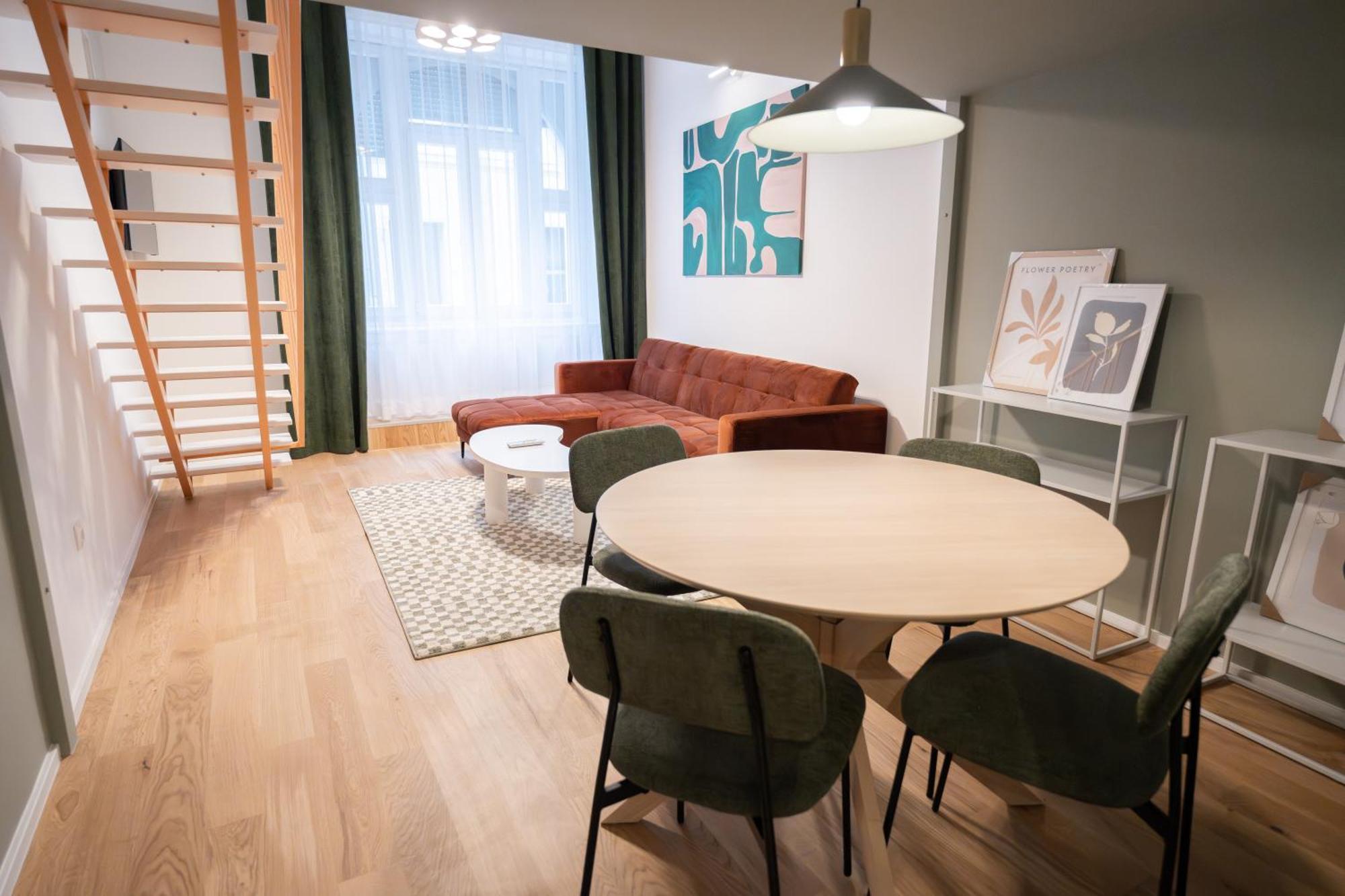 I Got 5 On It #2 - Brand New By Pink Flamingo Apartment Budapest