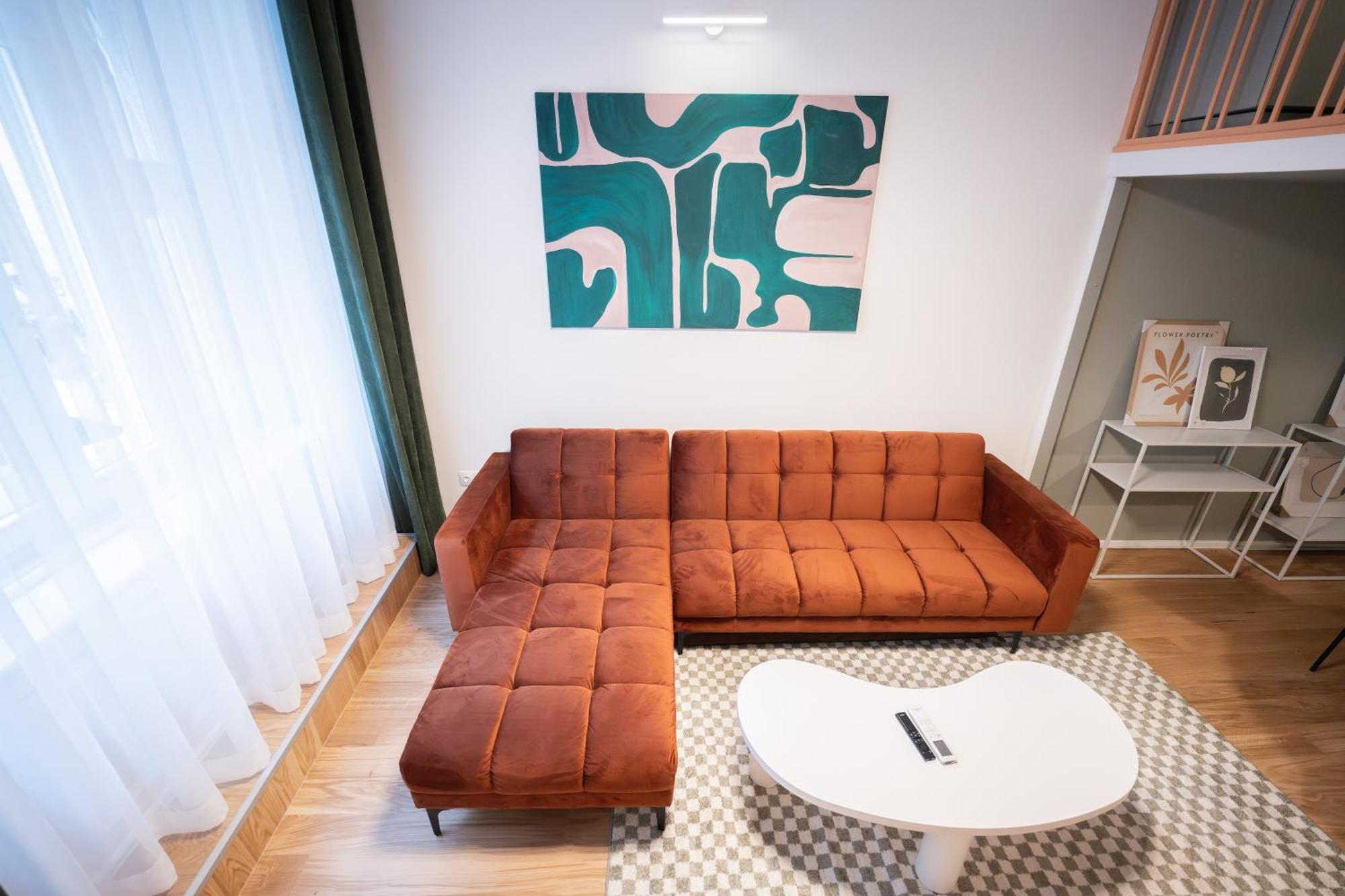 Apartamento I Got 5 On It #2 - Brand New By Pink Flamingo