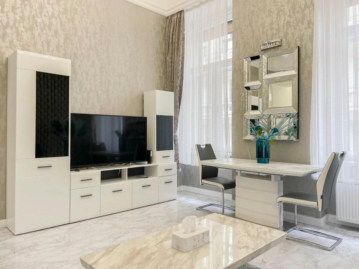 In Centre Of Appartement *