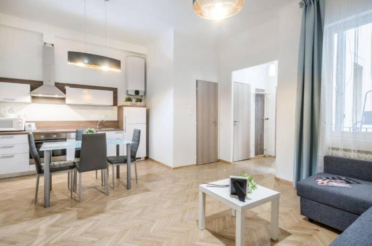 Dessy Downtown Apartment *