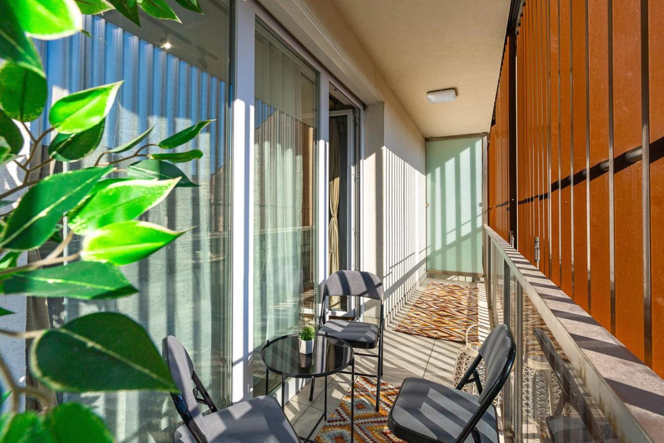Modern Downtown With A Sunny Terrace Appartamento *