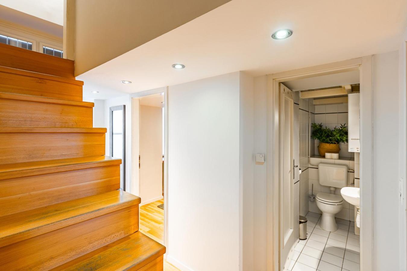 Riverside Two Bedroom Flat By The Chain Bridge