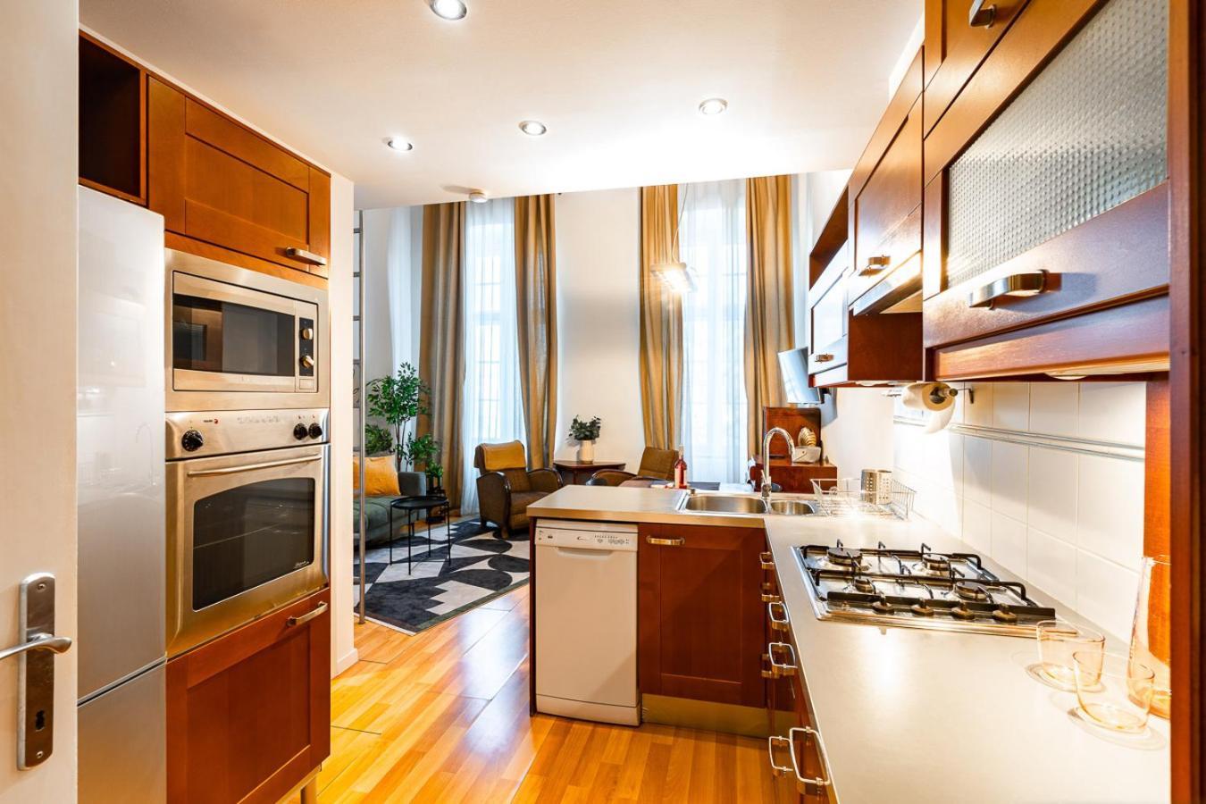Riverside Two Bedroom Flat By The Chain Bridge * Budapest