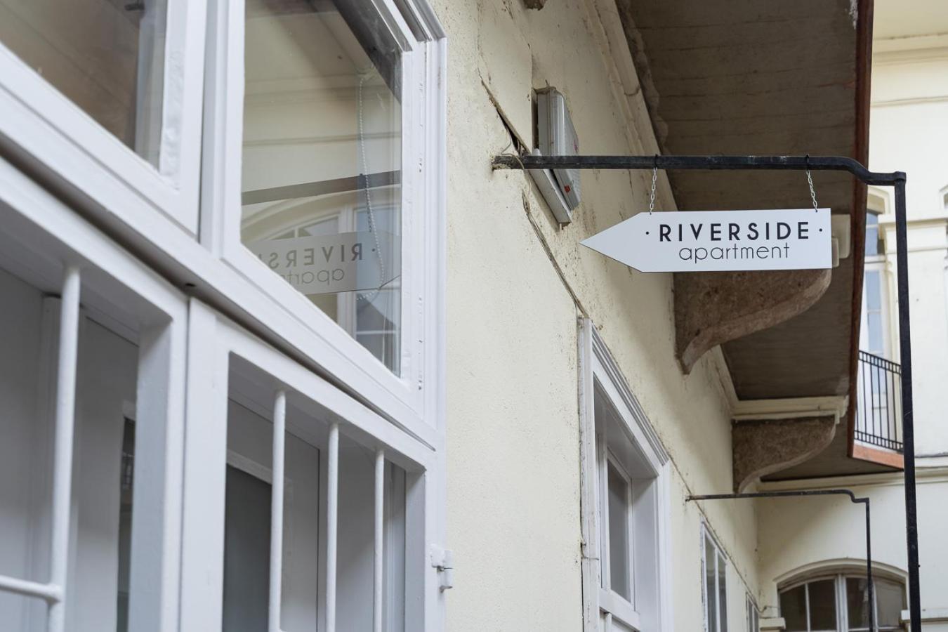Riverside Two Bedroom Flat By The Chain Bridge