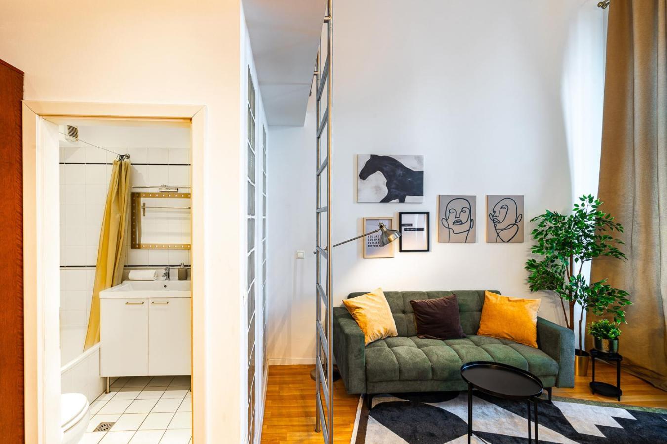 Riverside Two Bedroom Flat By The Chain Bridge Budapest