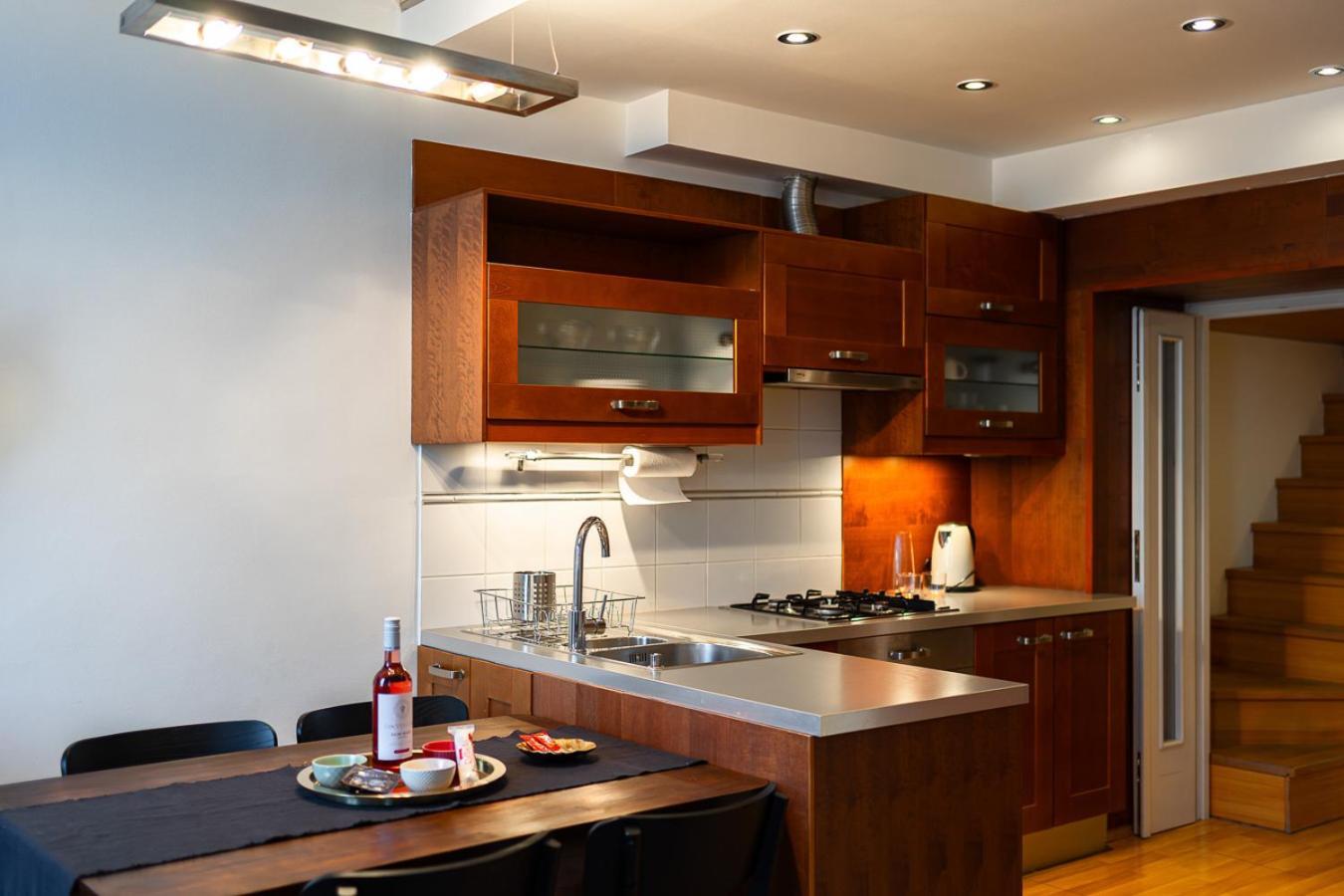 Riverside Two Bedroom Flat By The Chain Bridge