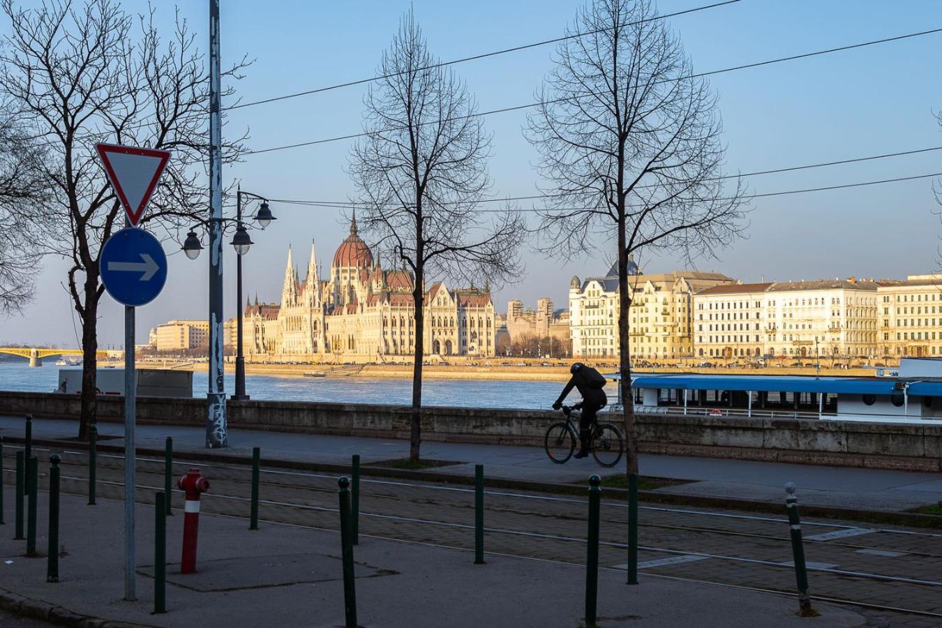 Riverside Two Bedroom Flat By The Chain Bridge Appartamento