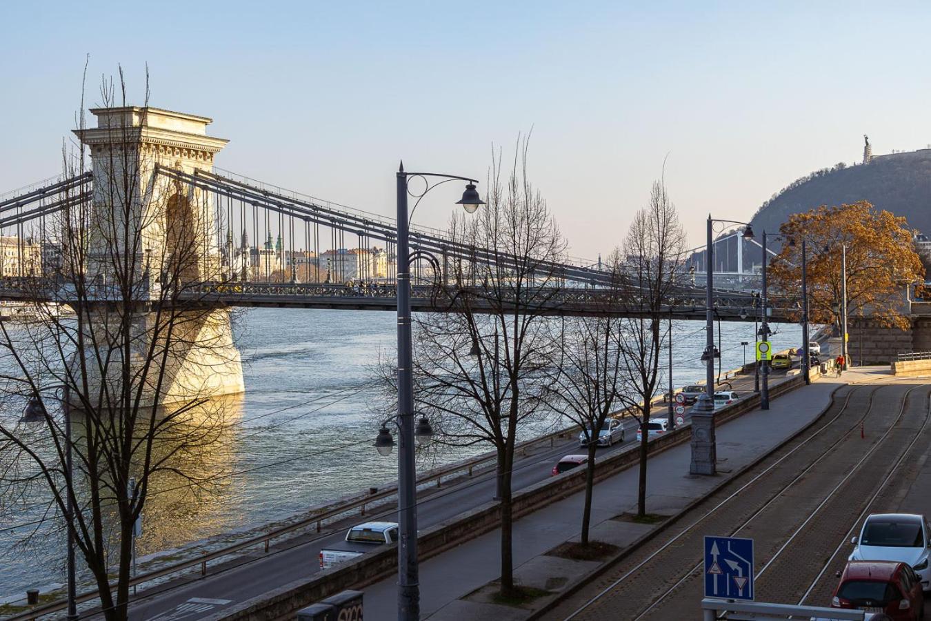 Riverside Two Bedroom Flat By The Chain Bridge Appartamento *