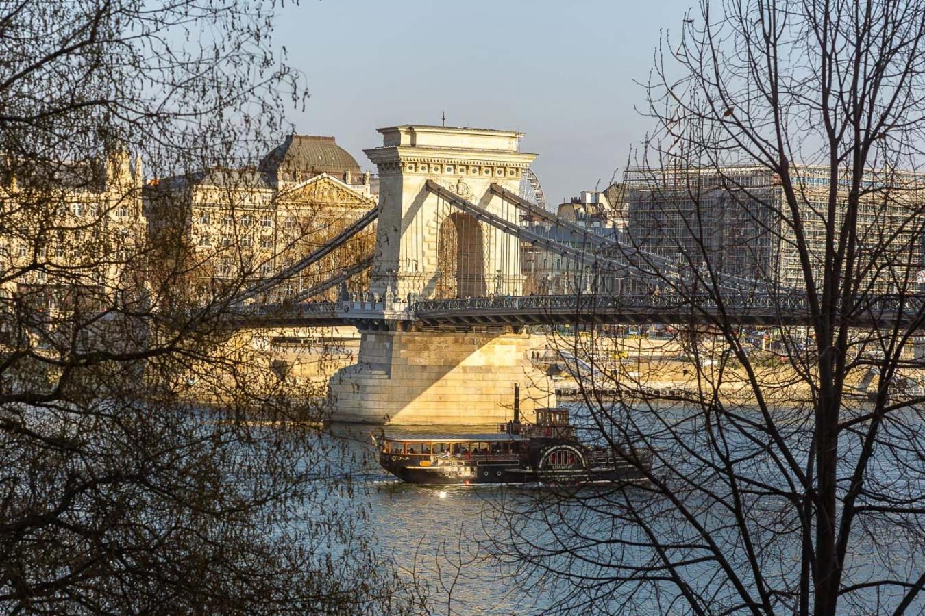 Riverside Two Bedroom Flat By The Chain Bridge *