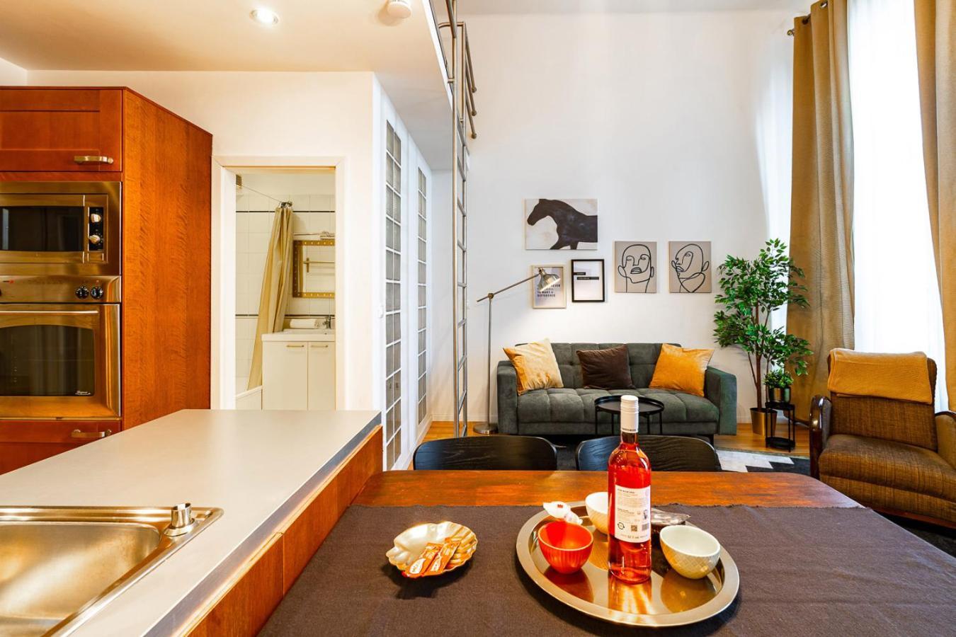 Riverside Two Bedroom Flat By The Chain Bridge Budapest