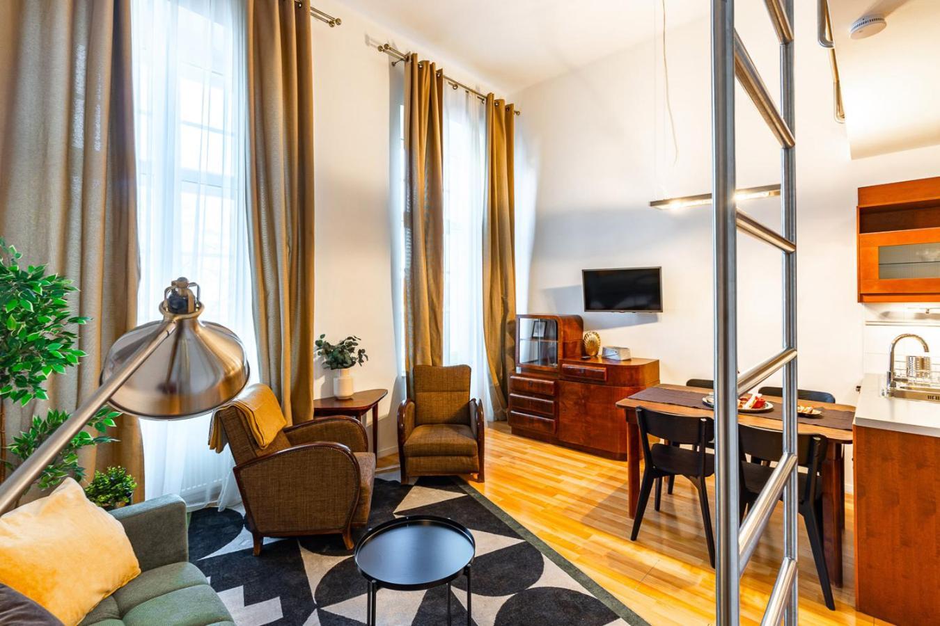 Riverside Two Bedroom Flat By The Chain Bridge * Budapest