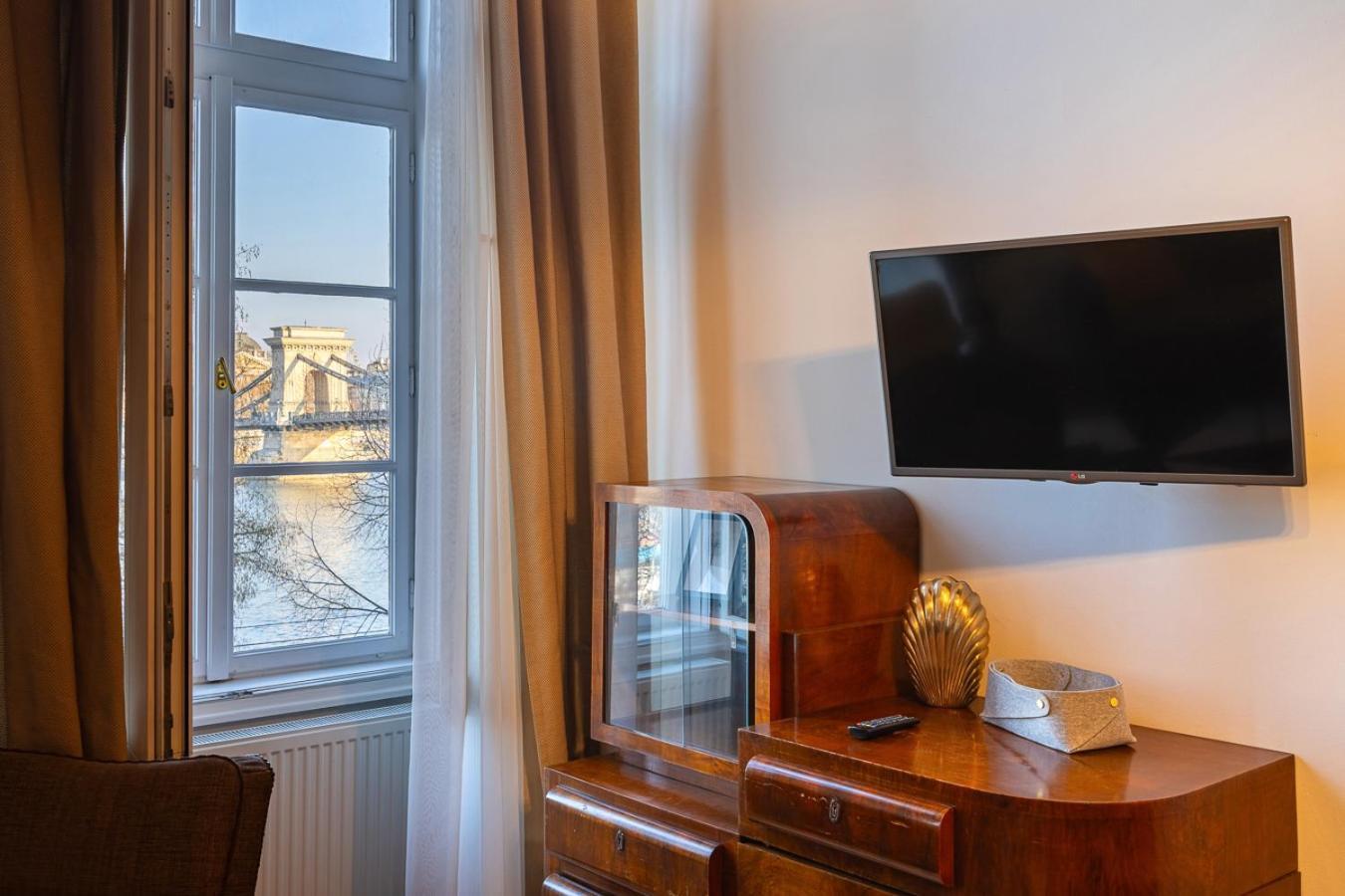 Riverside Two Bedroom Flat By The Chain Bridge