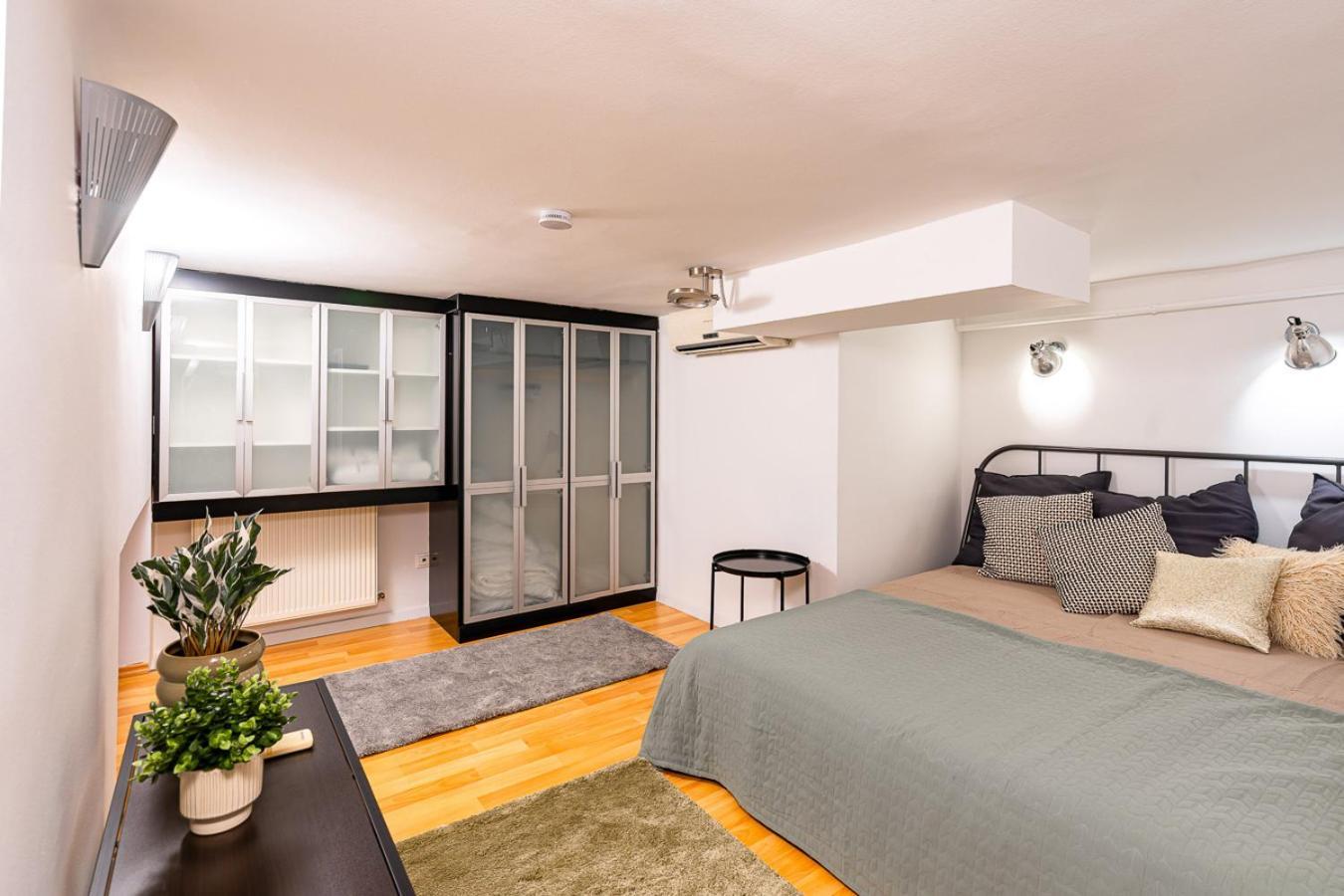 Riverside Two Bedroom Flat By The Chain Bridge *