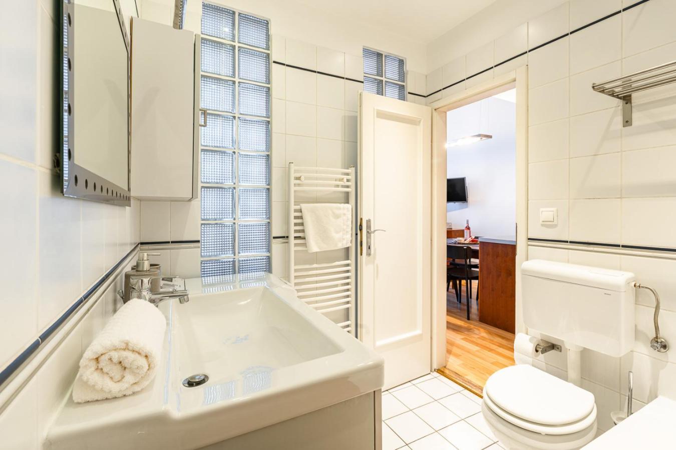 Riverside Two Bedroom Flat By The Chain Bridge Budapest