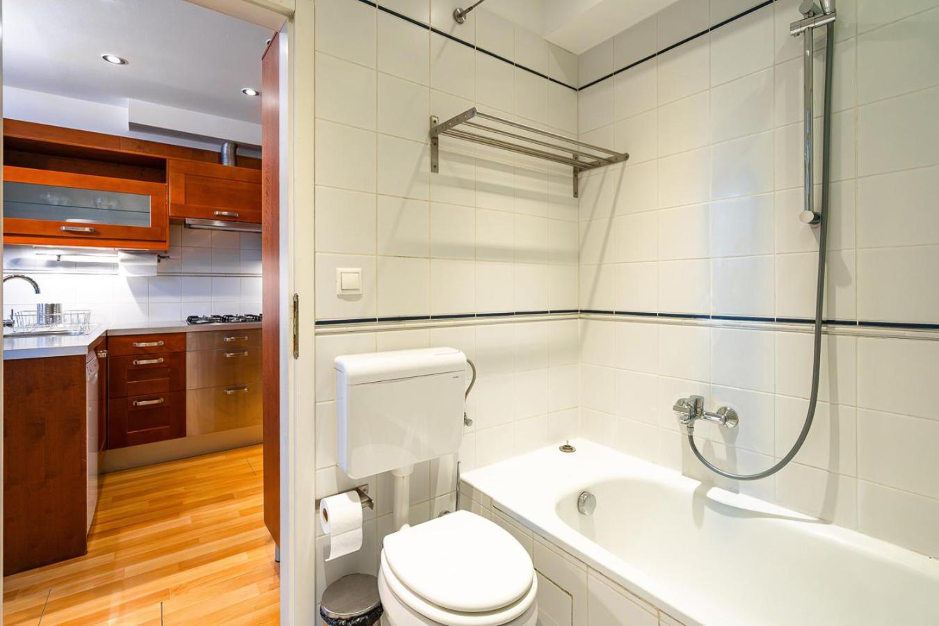 Riverside Two Bedroom Flat By The Chain Bridge