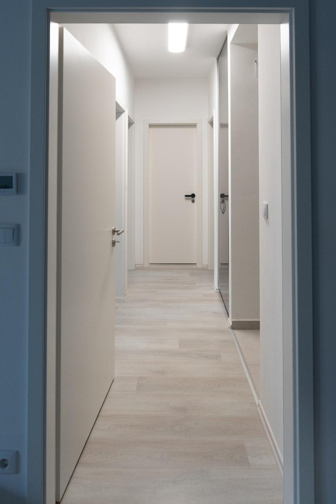 Downtown 2 Bedrooms Nearby Duna River Balcony-garage 10 Euro Per Day Apartment *