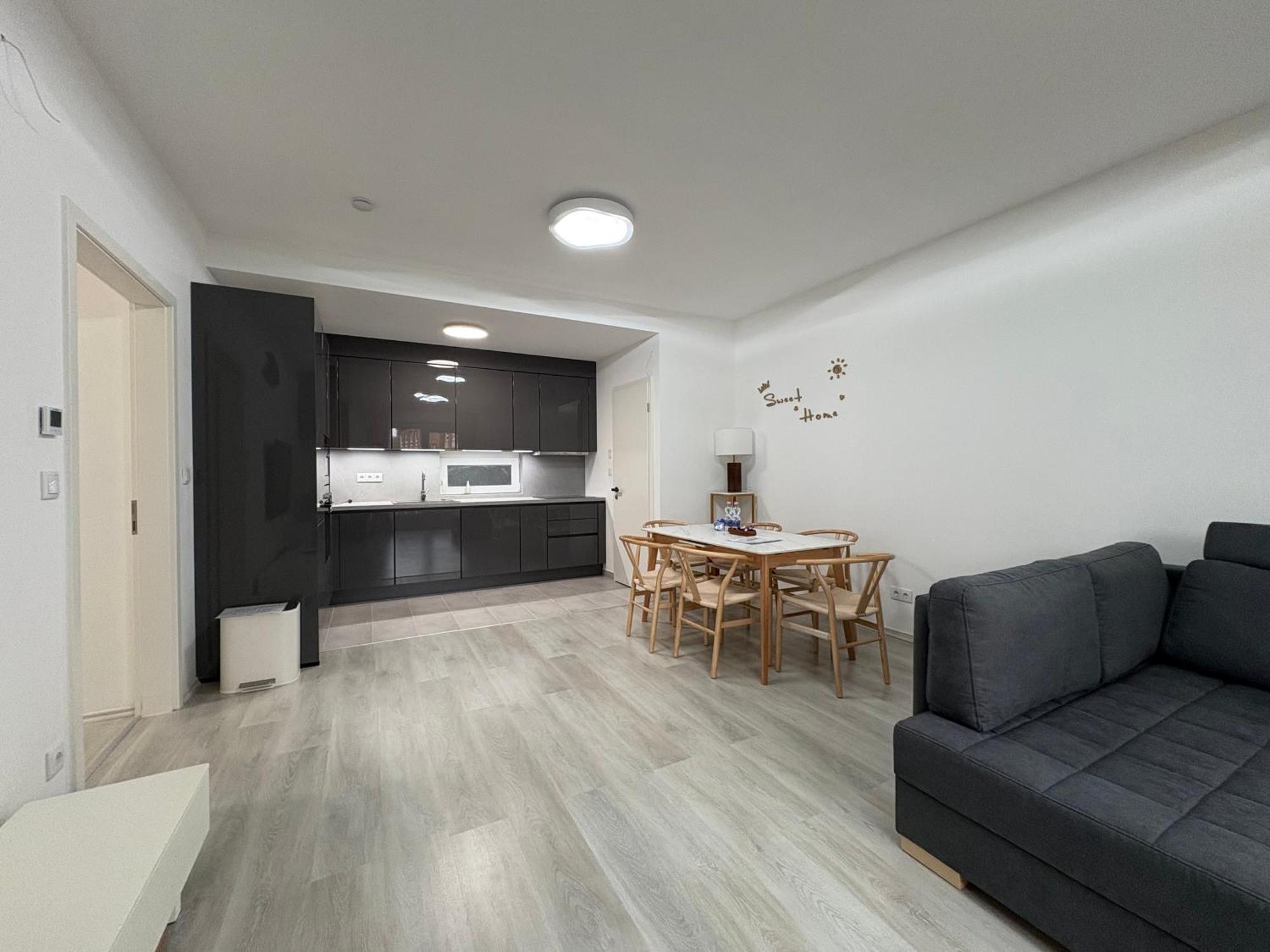 Downtown 2 Bedrooms Nearby Duna River Balcony-garage 10 Euro Per Day Appartement *