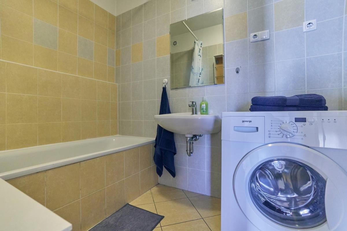 Cozy Quiet With Ac And Parking Apartment *