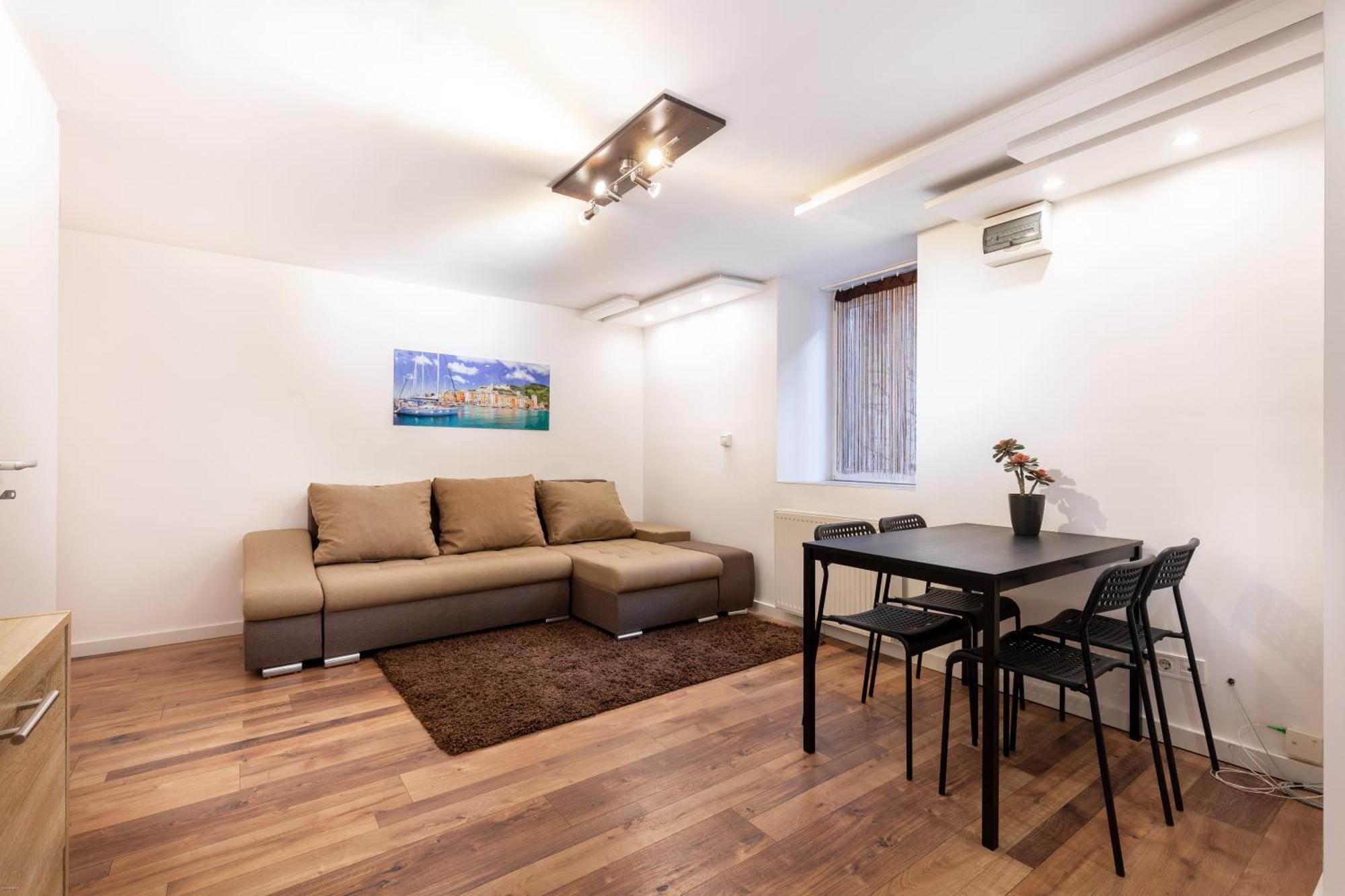Sz27 A Szekely Apartment *