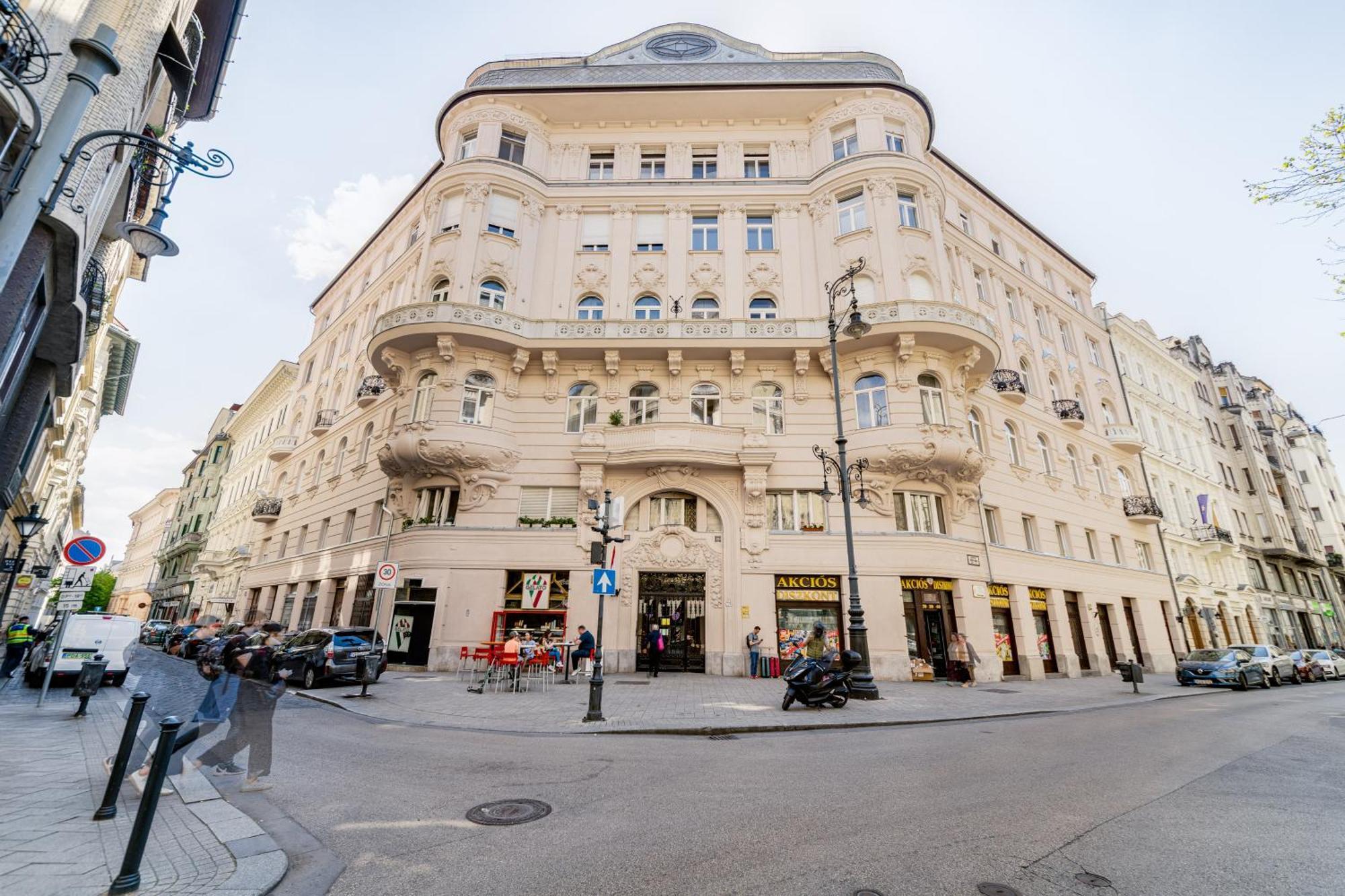 Super Chic With A Private Balcony Apartment Budapest