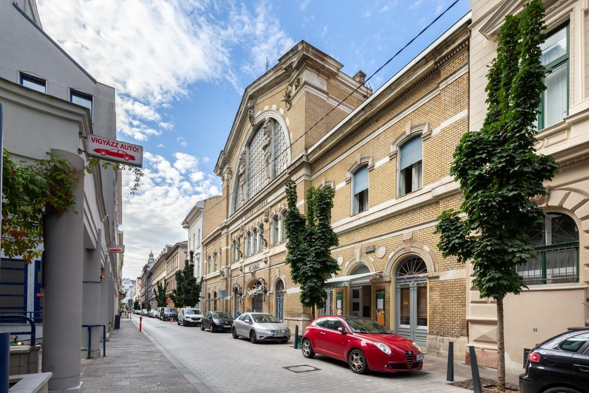 V26 Freedom * Budapest