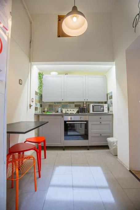 Hot Tube In The Heart Of Budapest, Kazinczy Street Apartment