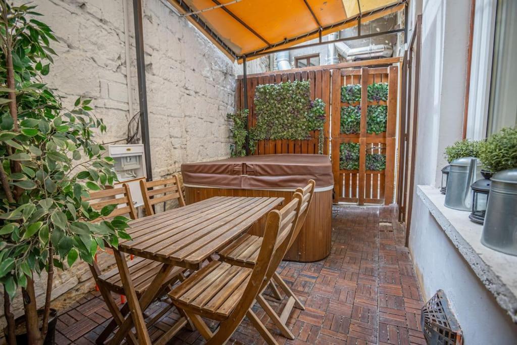 Hot Tube In The Heart Of Budapest, Kazinczy Street Appartamento